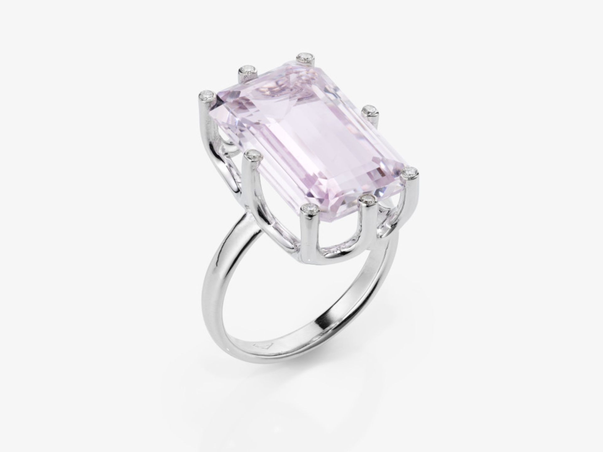 A cocktail ring decorated with a baguette-cut pink - violet kunzite and brilliant-cut diamonds - Ger