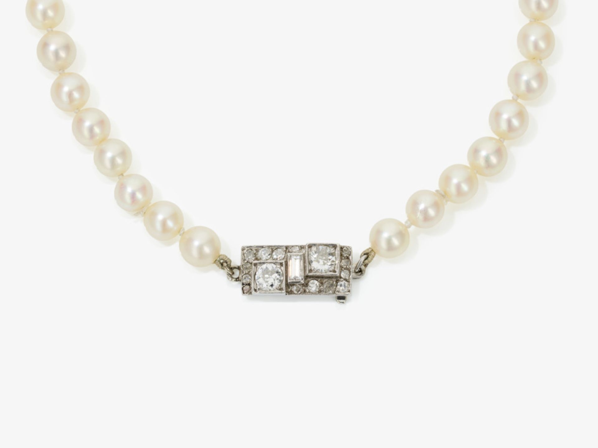 A cultured pearl necklace with diamond-studded clasp - Clasp: France, circa 1930
