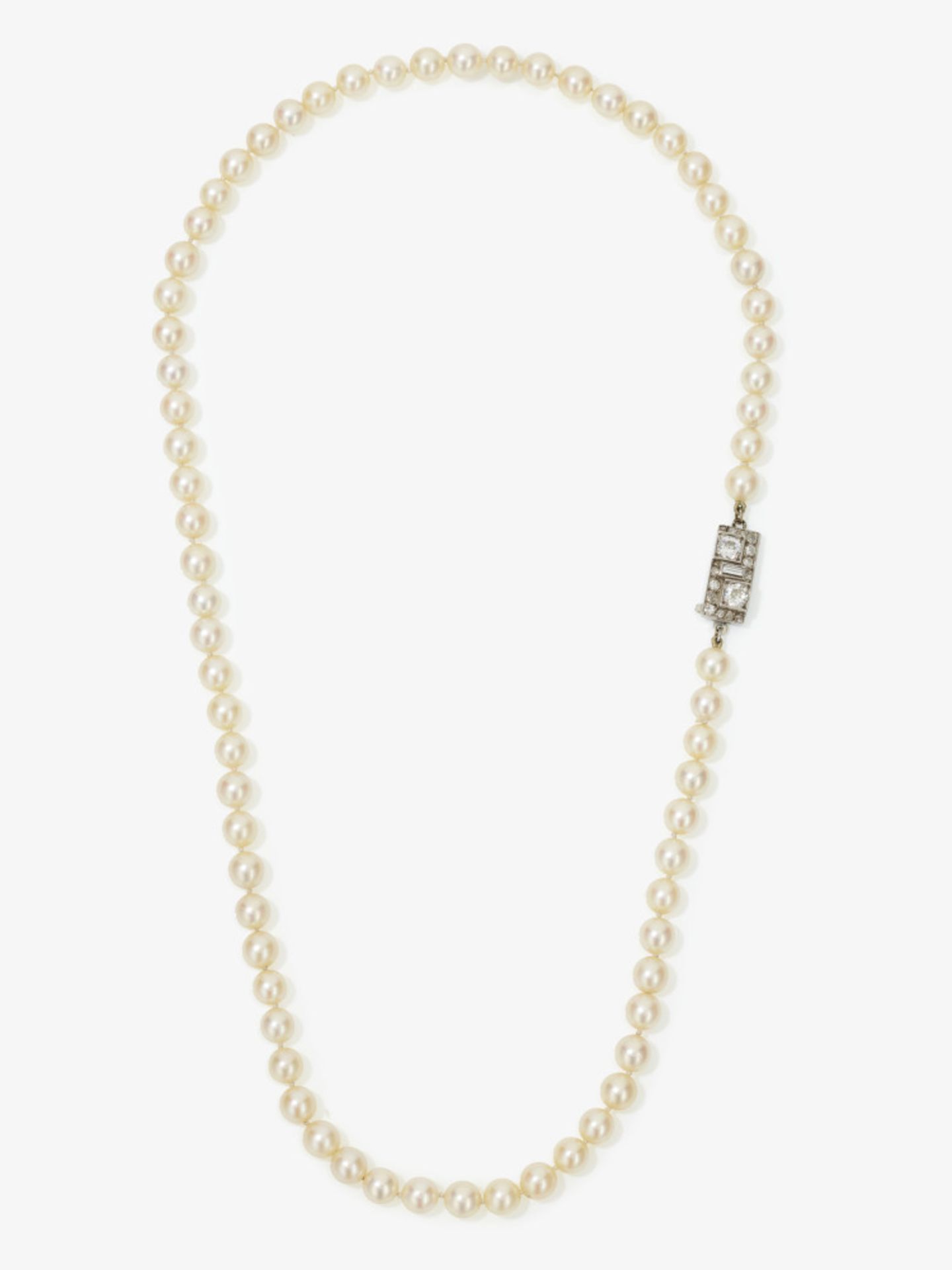 A cultured pearl necklace with diamond-studded clasp - Clasp: France, circa 1930 - Image 2 of 2