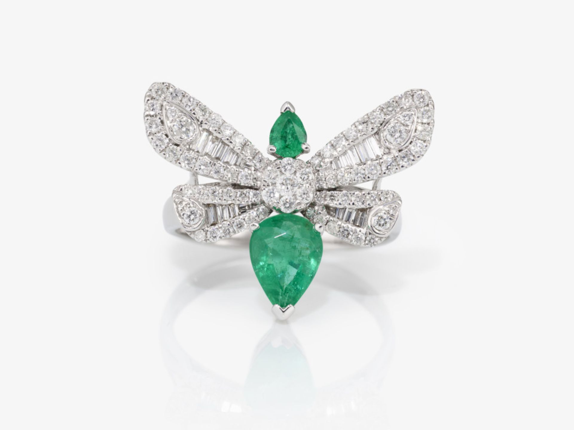 A "butterfly" cocktail ring decorated with diamonds and emeralds - Italy - Image 2 of 2