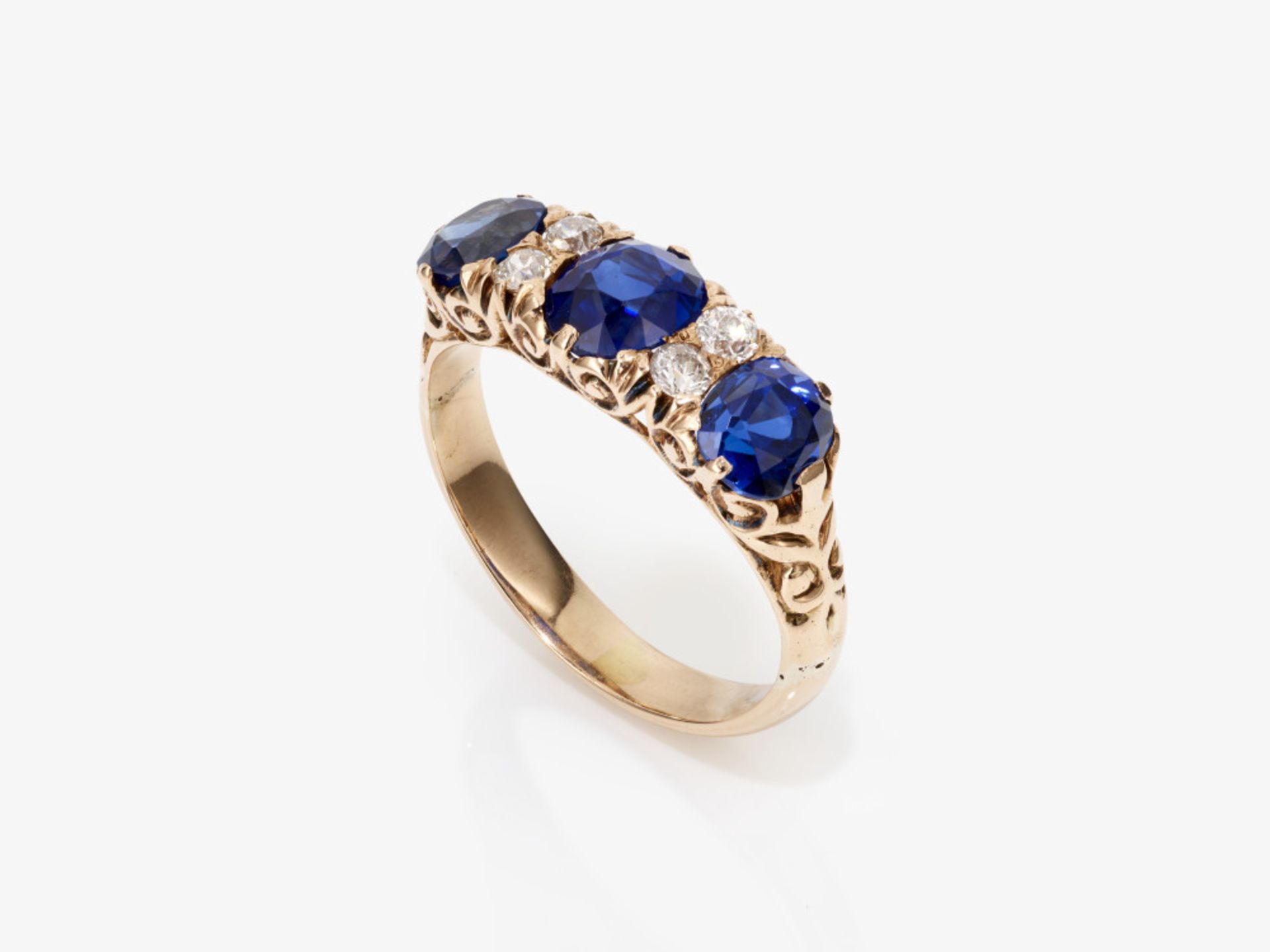 A historical Rivière ring decorated with fine royal blue sapphires and diamonds - England, 1880s