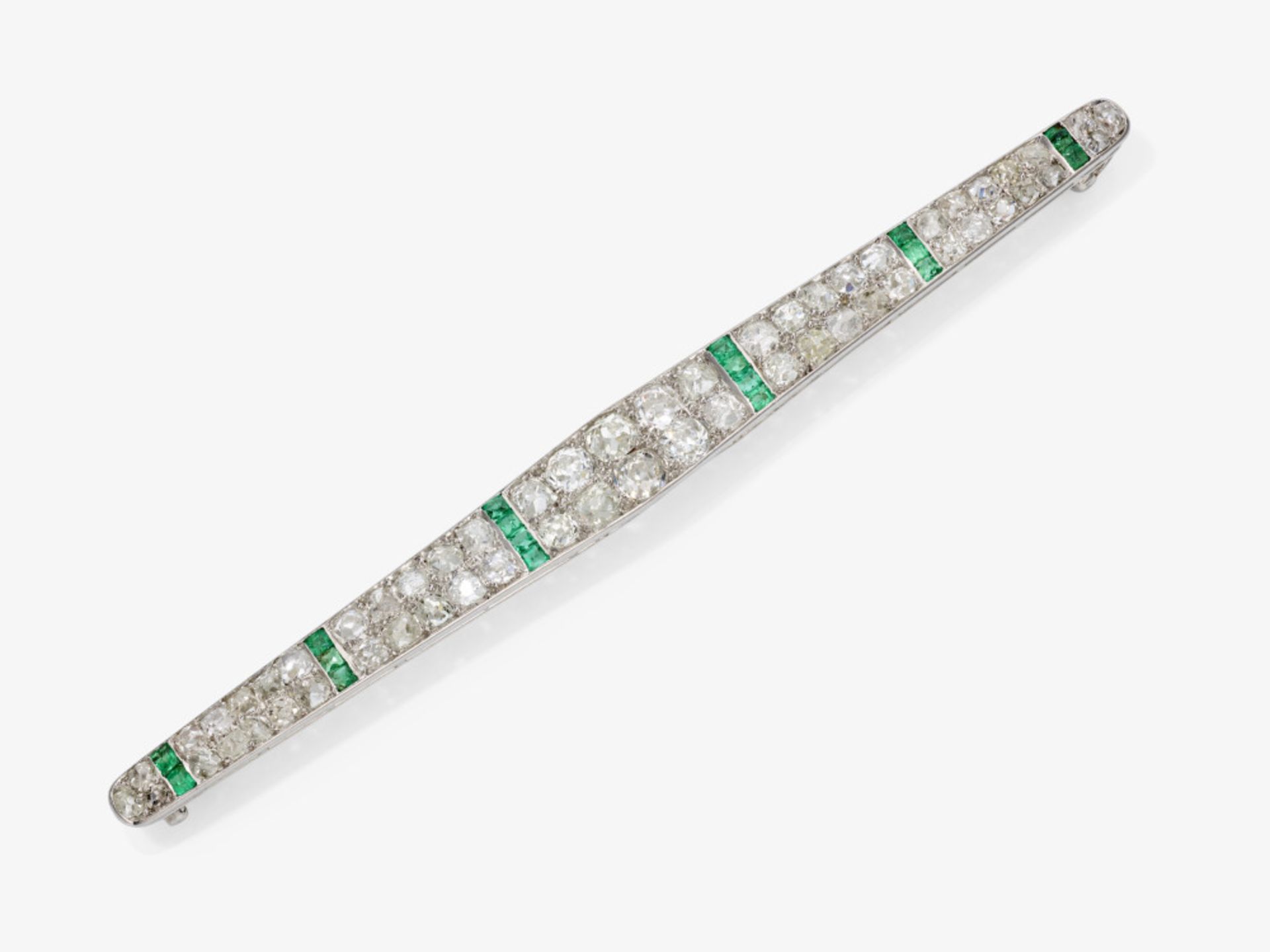 A historical bar pin decorated with diamonds and emeralds in old cut - England, Art Deco, 1925