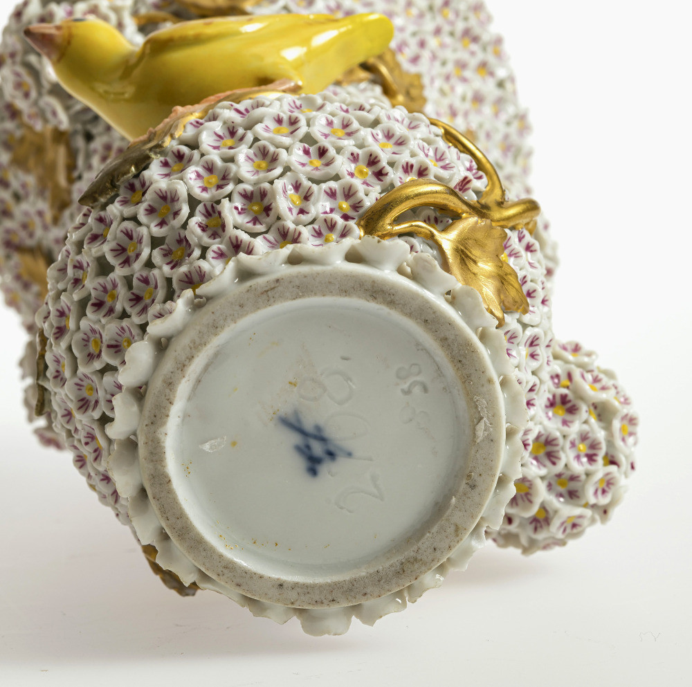 A small snowball vase with two birds - Meissen, 19th century - Image 2 of 2