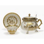 Rahmtopf auf Tatzenfüßen, Koppchen und Untertasse - Meissen, um 1720/1730, Golddekor in der Art de