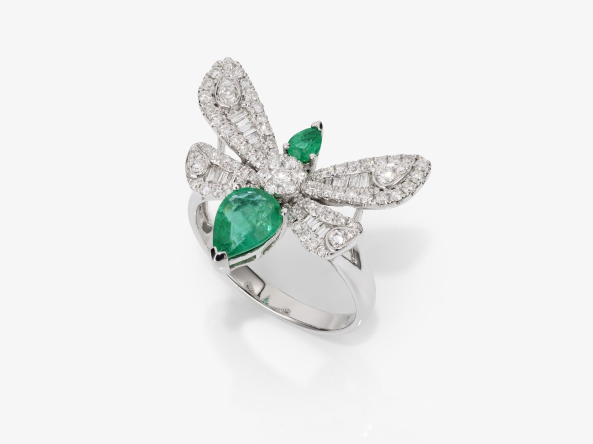 A "butterfly" cocktail ring decorated with diamonds and emeralds - Italy