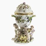 A potpourri vessel "The Love" - Meissen, after the model by Johann F. Eberlein