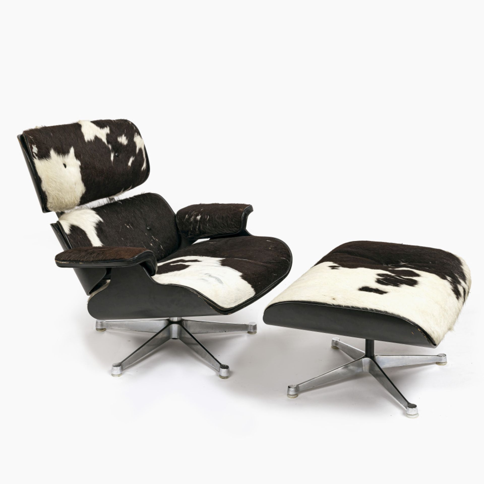 A lounge chair mit ottoman - Design by Ray and Charles Eames for Vitra