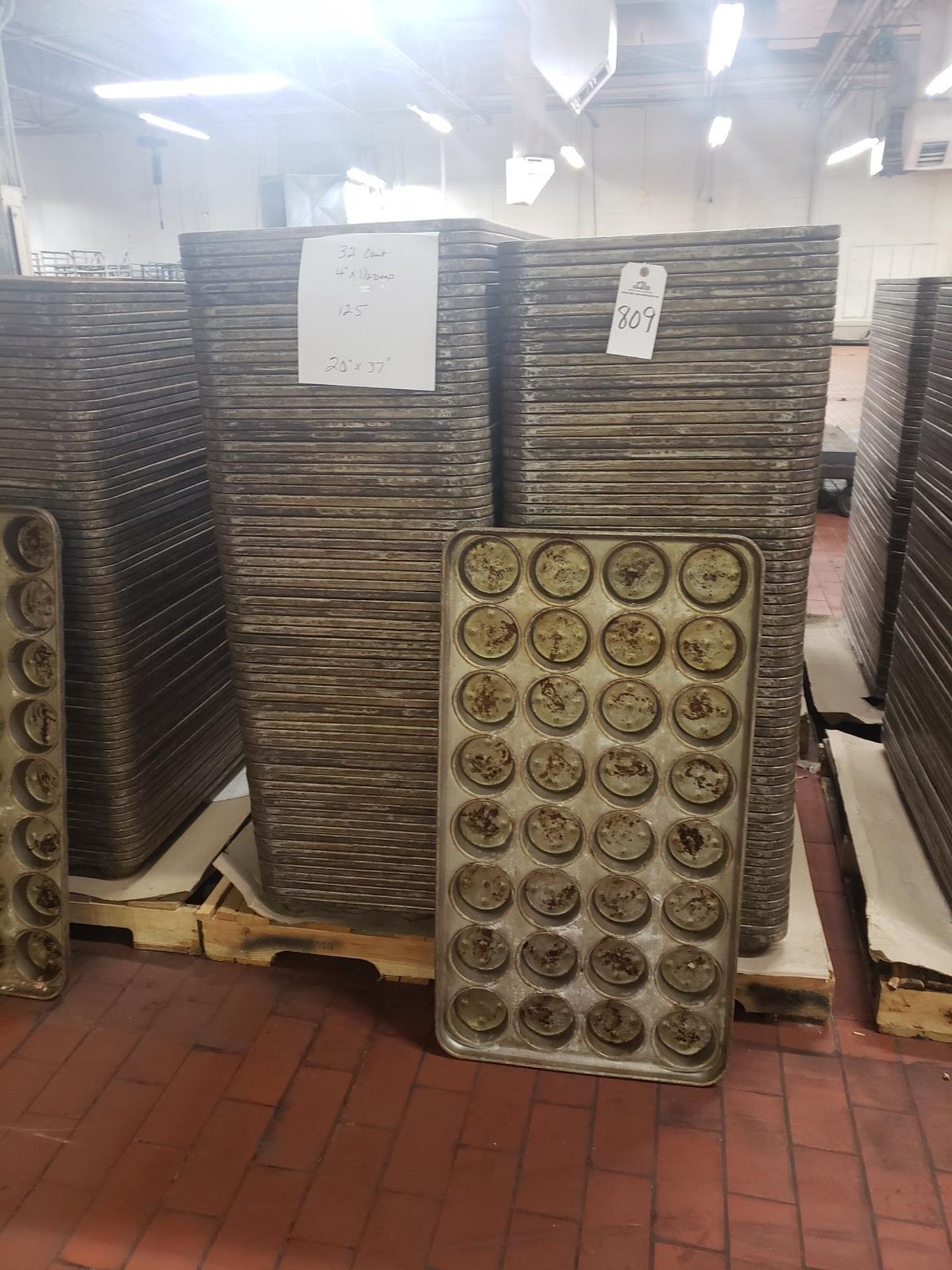 Lot of Approx. 125 Baking Pans, 32 Count, 20" x 37", 3 1/4" x 4" x 1 1/2"