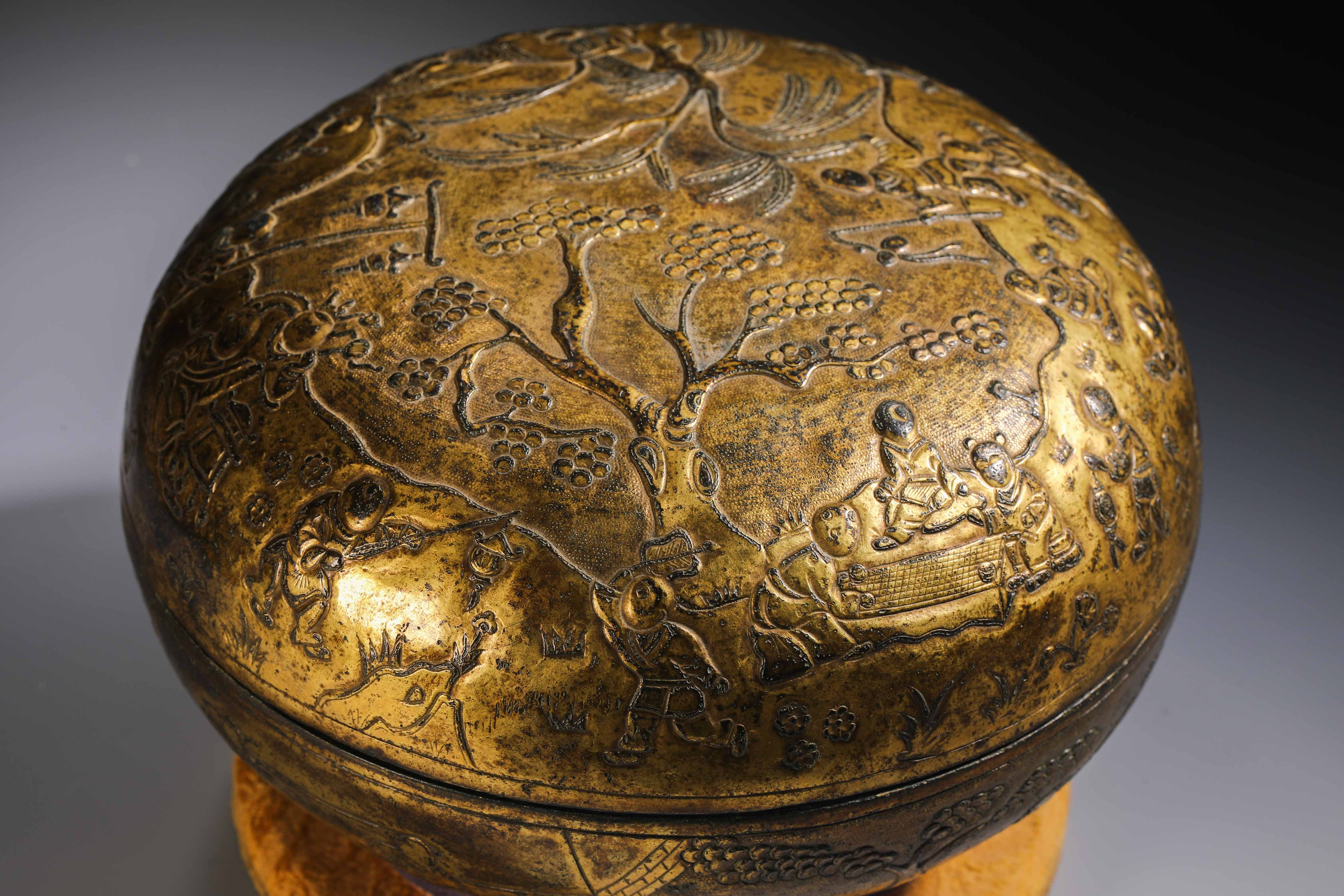 Ming dynasty copper gilt lid box - Image 3 of 12