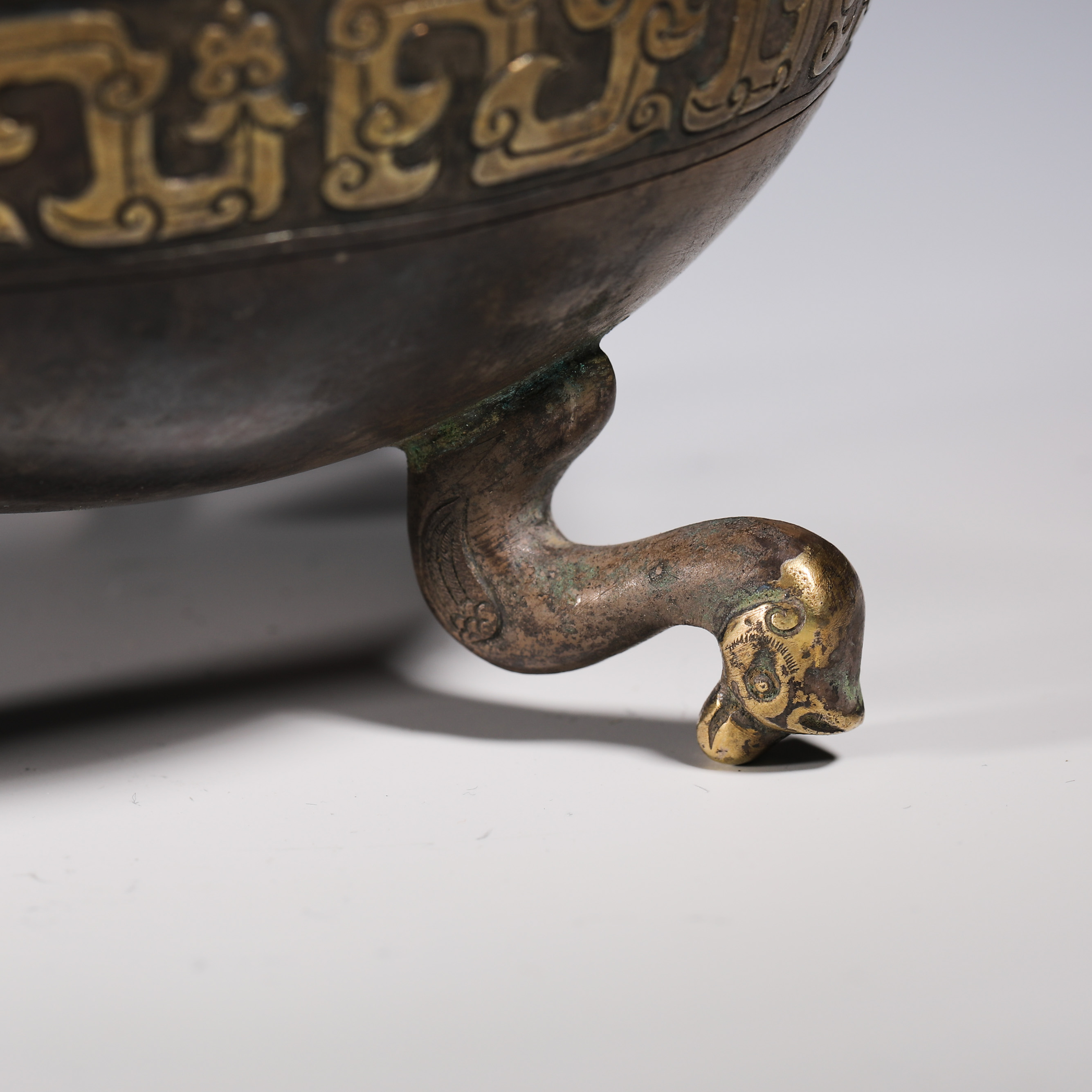 Han dynasty bronze wrong gold zun - Image 3 of 9
