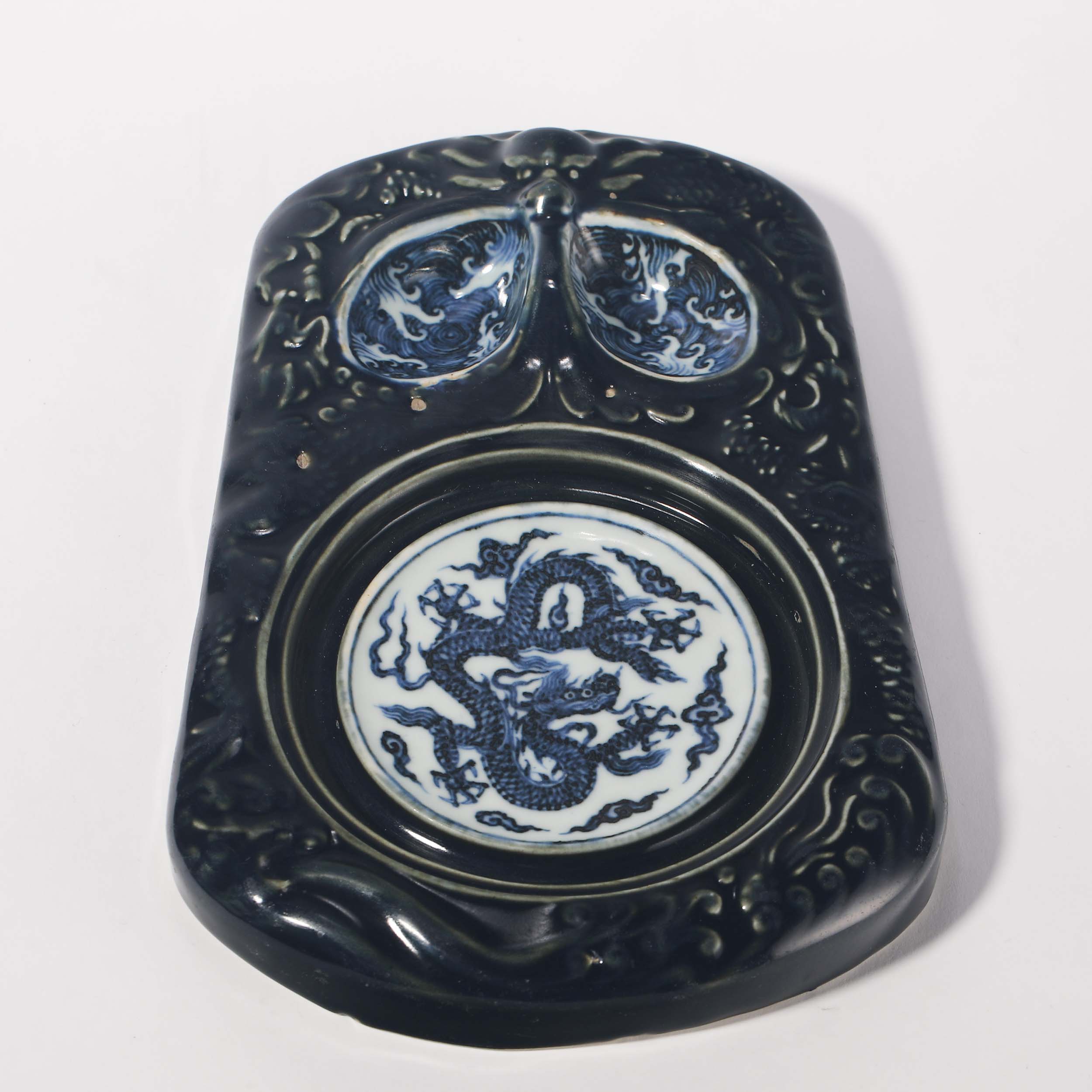 Qing dynasty blue and white porcelain dragon pattern washing