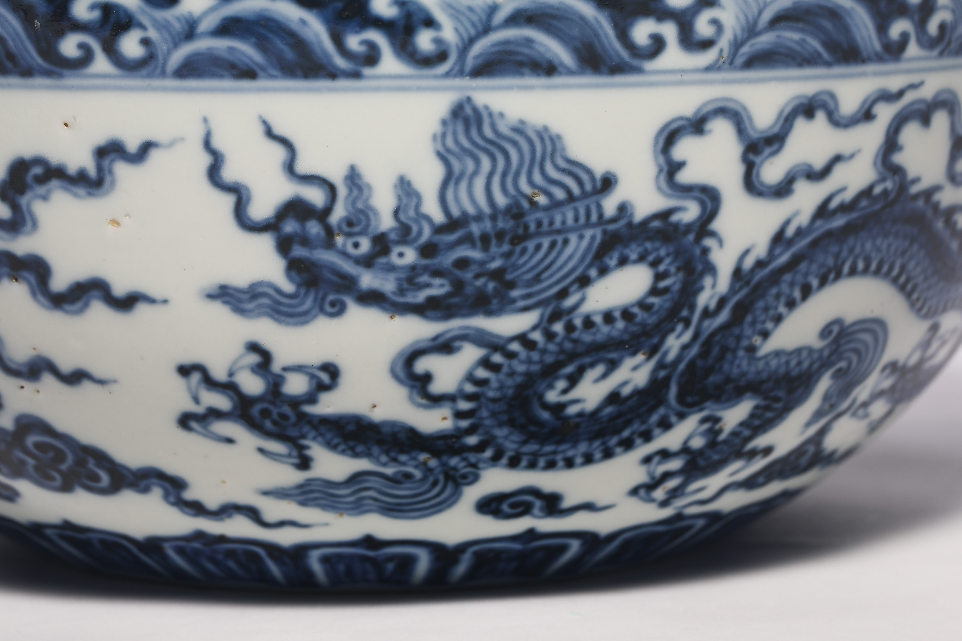 Ming dynasty blue and white porcelain dragon pattern jar - Image 6 of 10