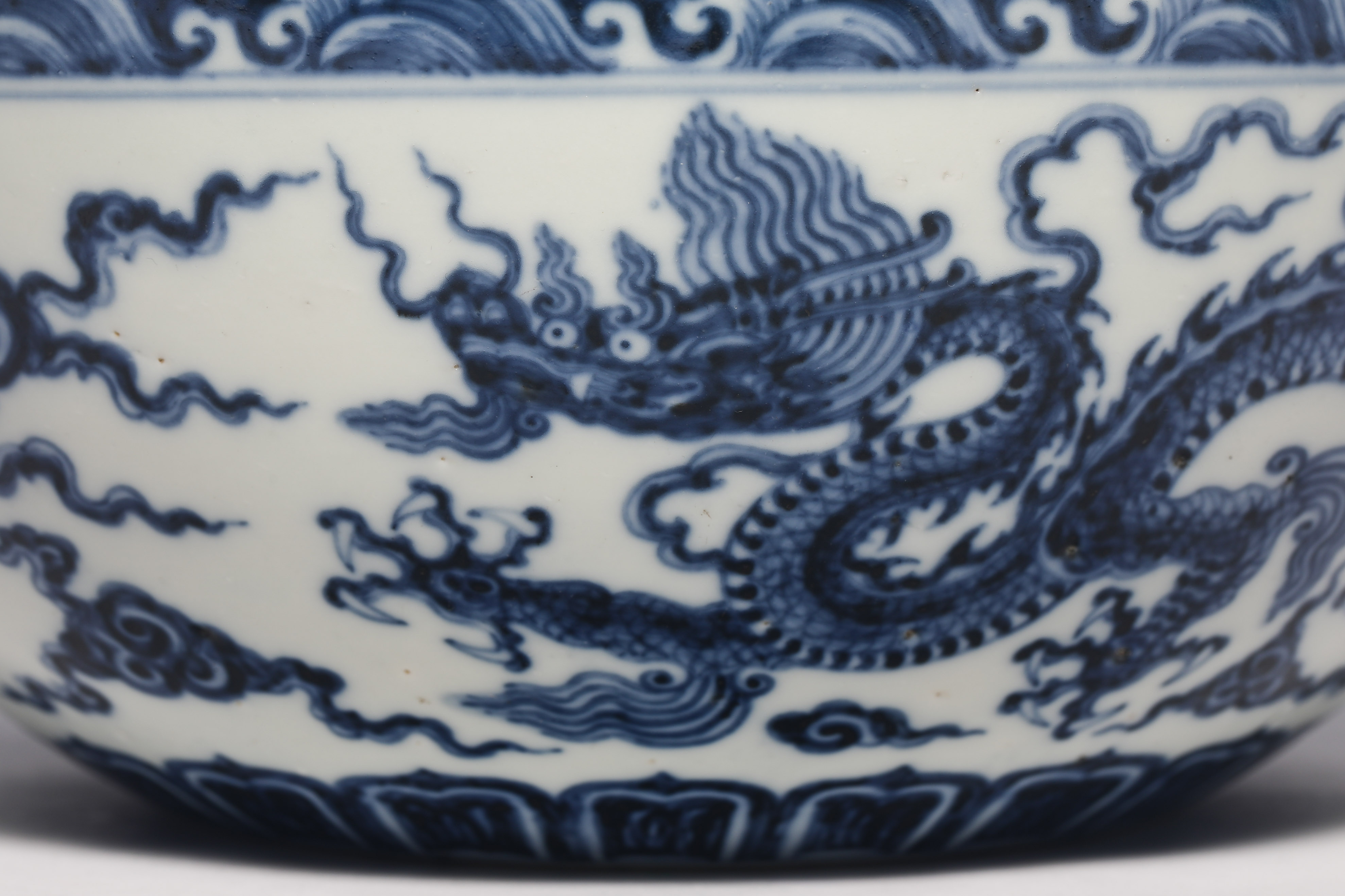 Ming dynasty blue and white porcelain dragon pattern jar - Image 2 of 10