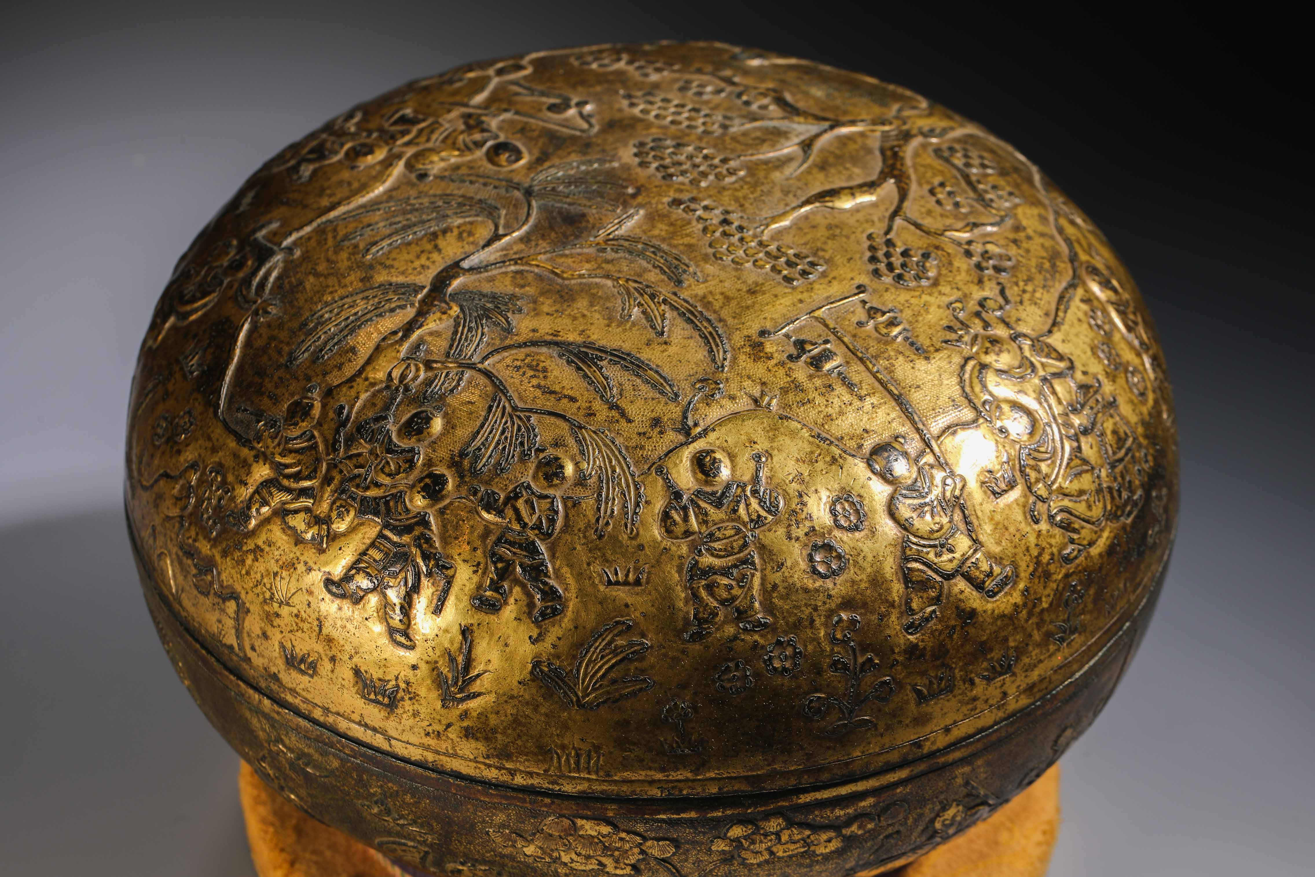 Ming dynasty copper gilt lid box - Image 4 of 12
