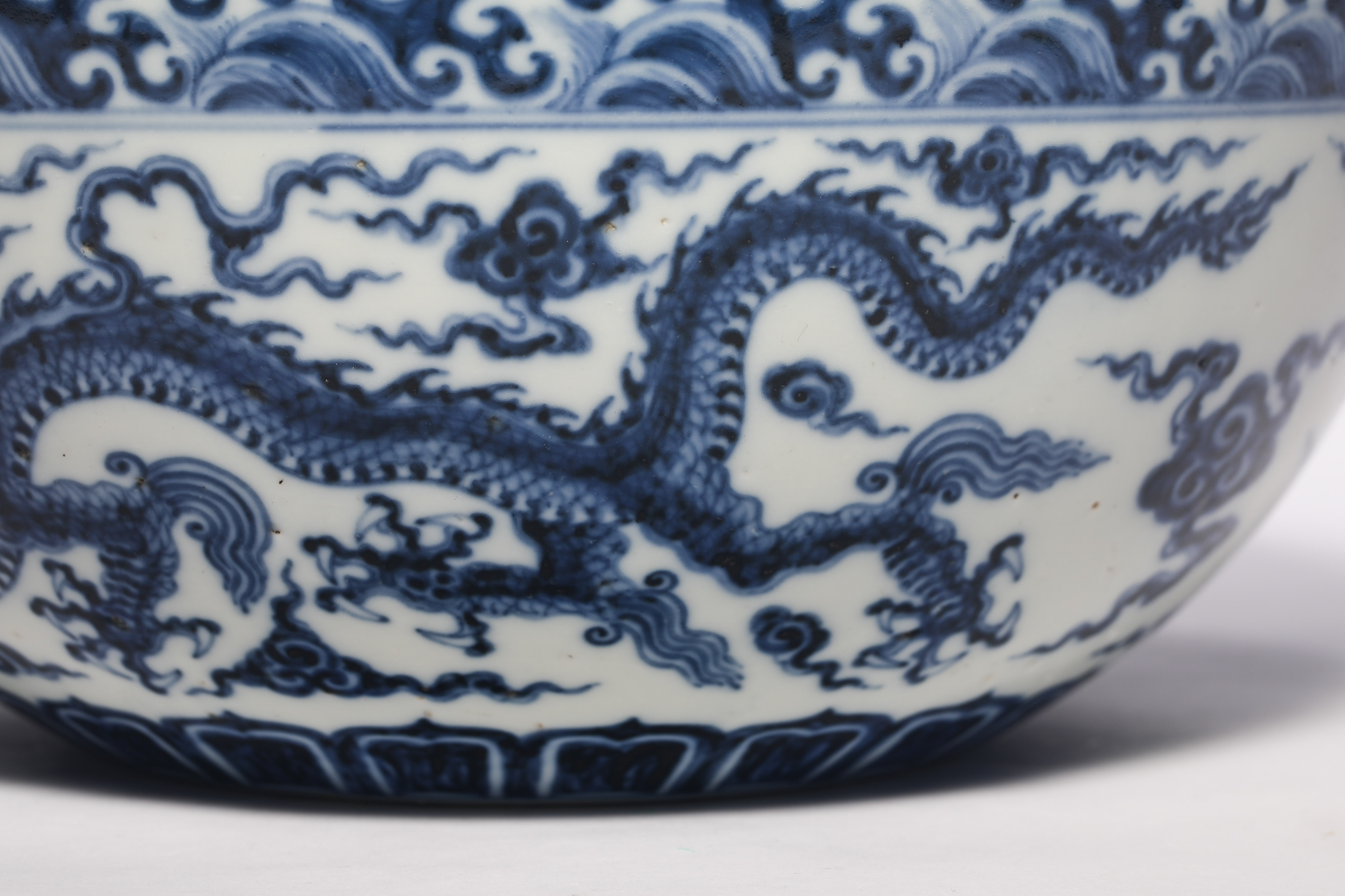 Ming dynasty blue and white porcelain dragon pattern jar - Image 4 of 10