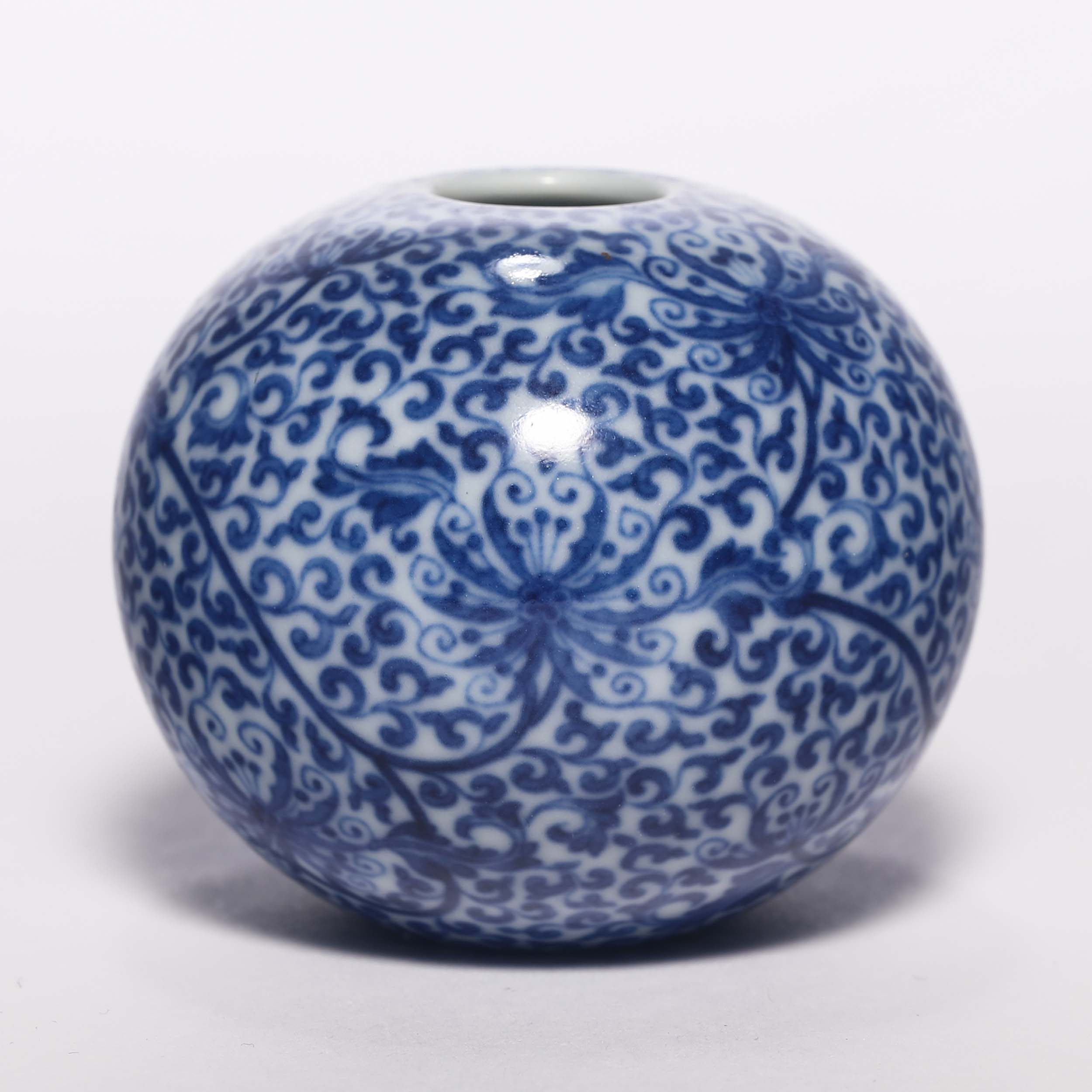 Qing dynasty blue-and-white lotus water bowl