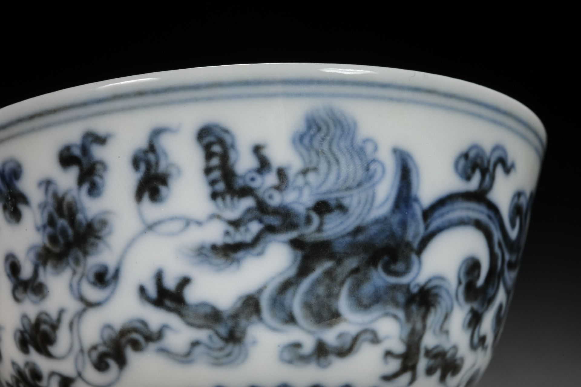 A pair of Ming dynasty blue and white porcelain carved dragon pattern bowls - Bild 5 aus 7