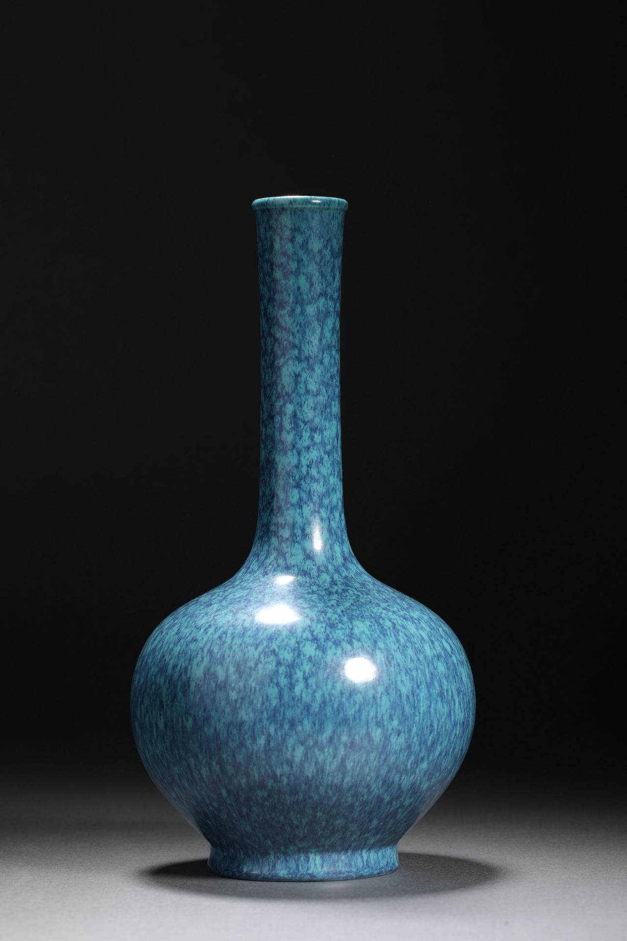Qing dynasty peacock blue glazed long-necked bottle - Bild 2 aus 8