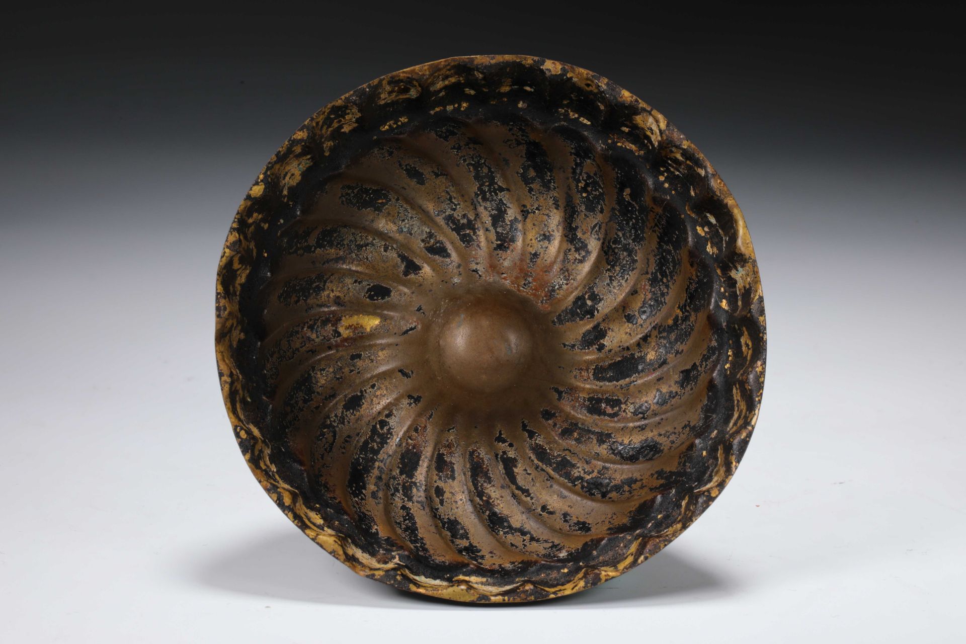 Tang dynasty copper gilt for a pair of bowls - Image 9 of 12