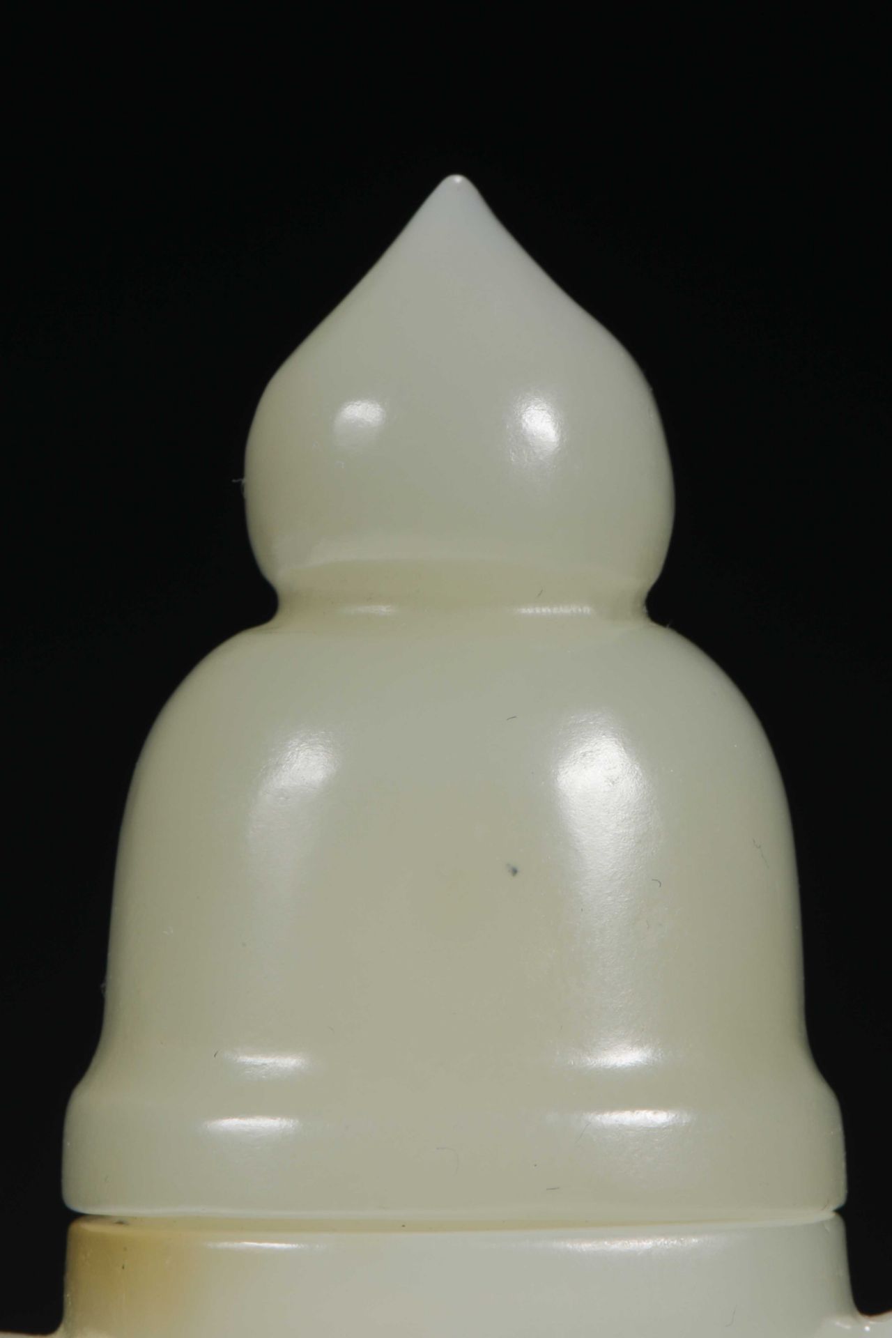 Qing dynasty Hetian jade ornamental bottle - Image 4 of 8