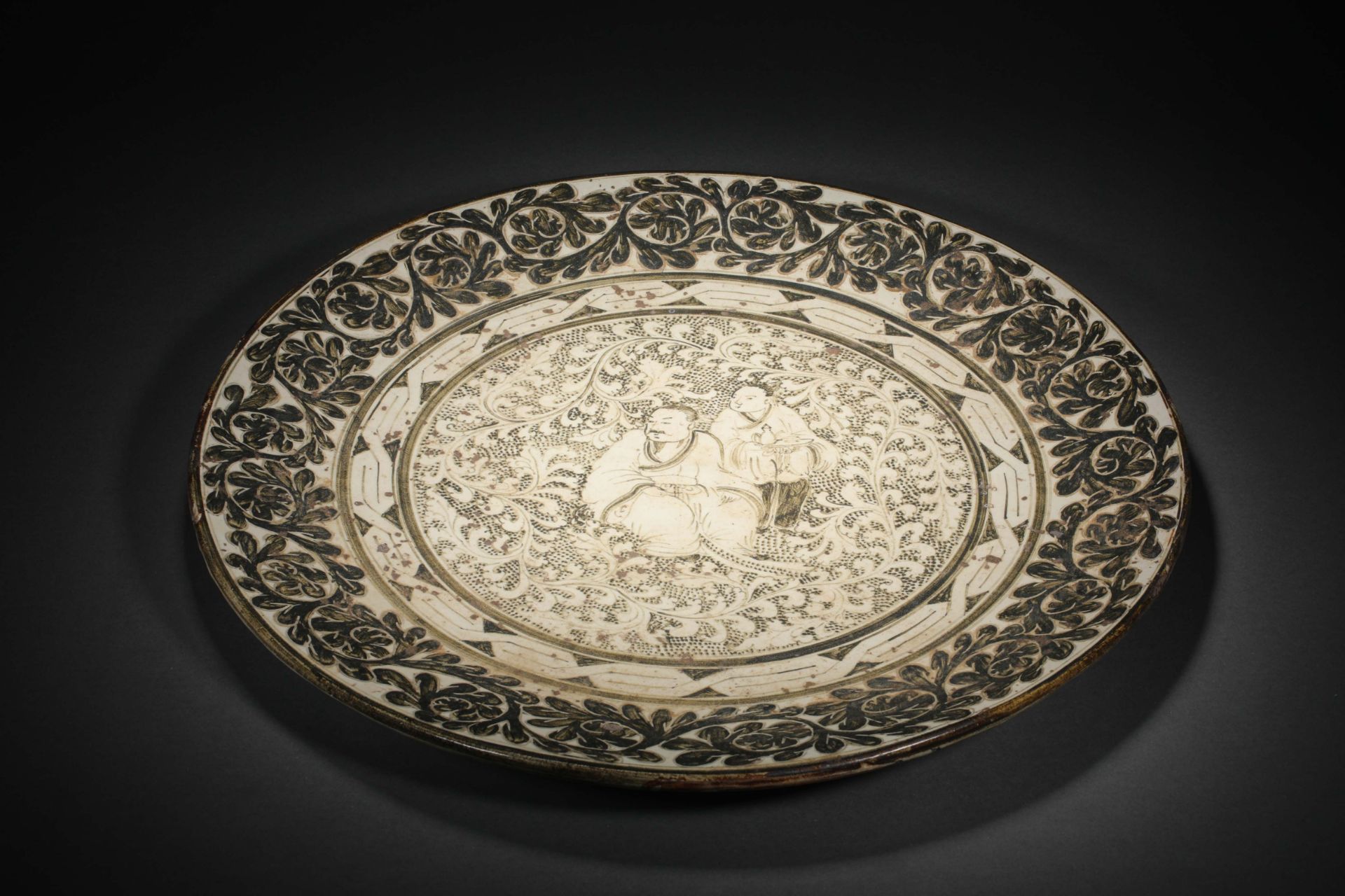 Song dynasty black glaze white black, darkly carved figure viewing plate - Image 2 of 9