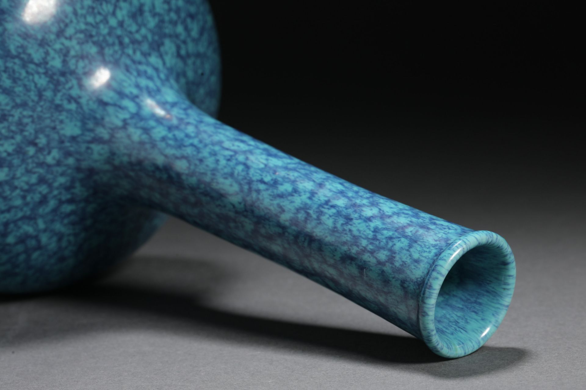 Qing dynasty peacock blue glazed long-necked bottle - Bild 6 aus 8