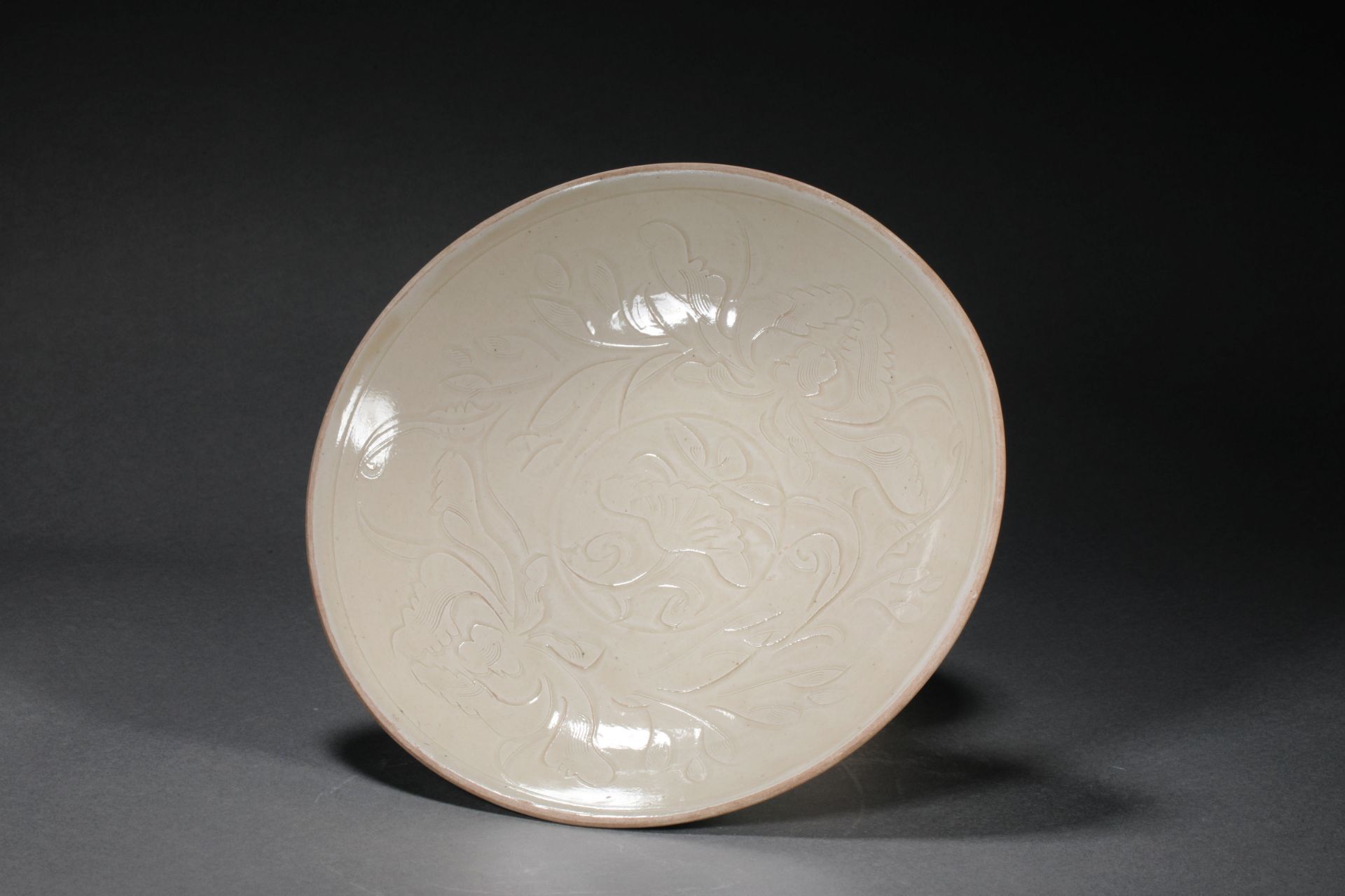 Song dynasty Ding kiln plate - Image 4 of 6