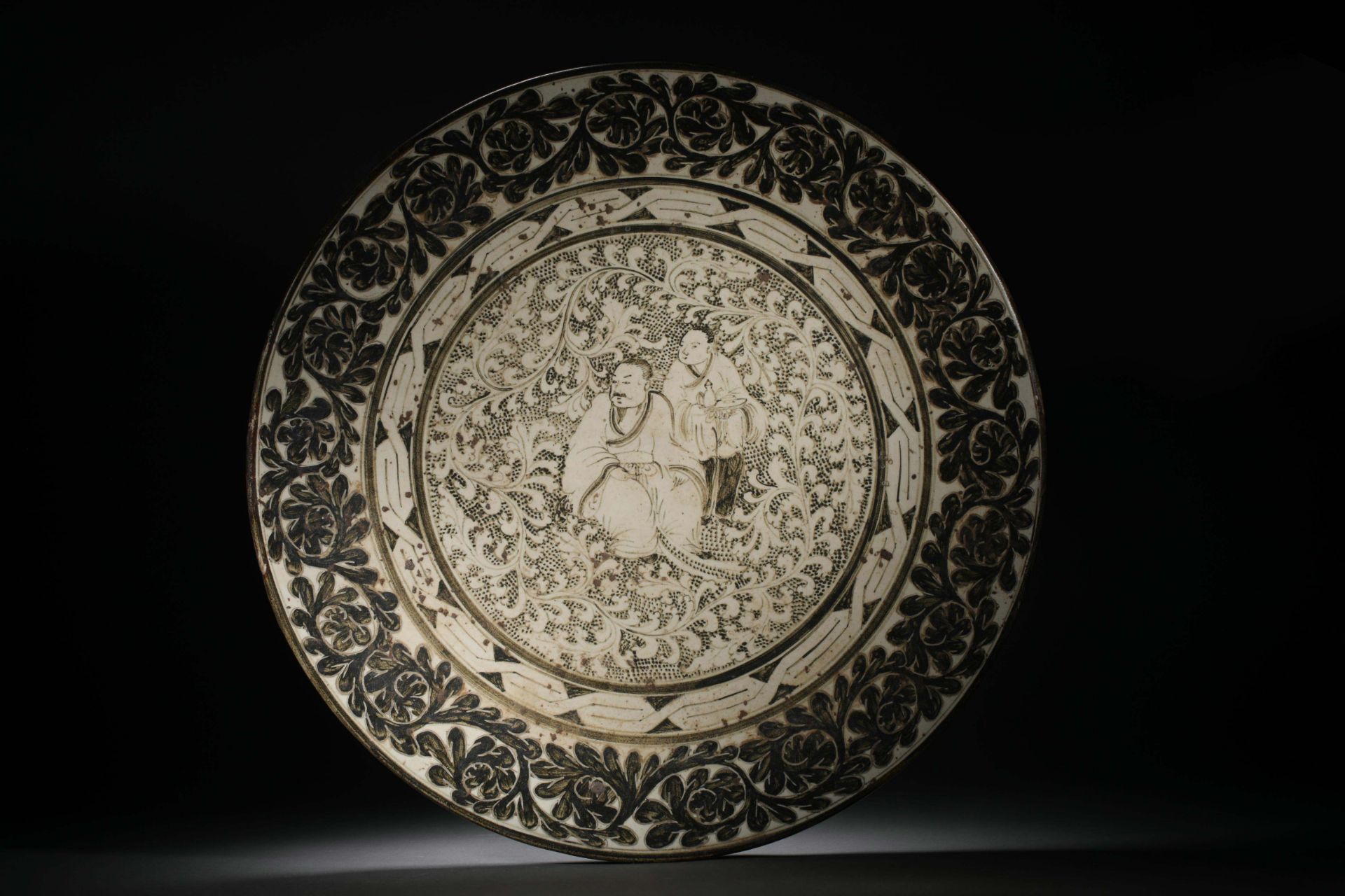 Song dynasty black glaze white black, darkly carved figure viewing plate - Image 4 of 9