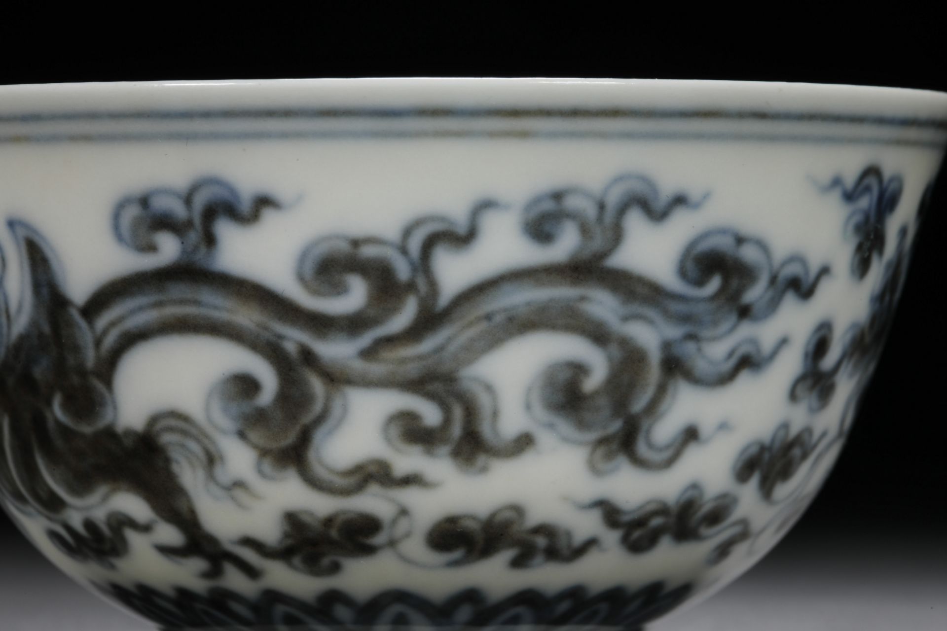 A pair of Ming dynasty blue and white porcelain carved dragon pattern bowls - Bild 4 aus 7