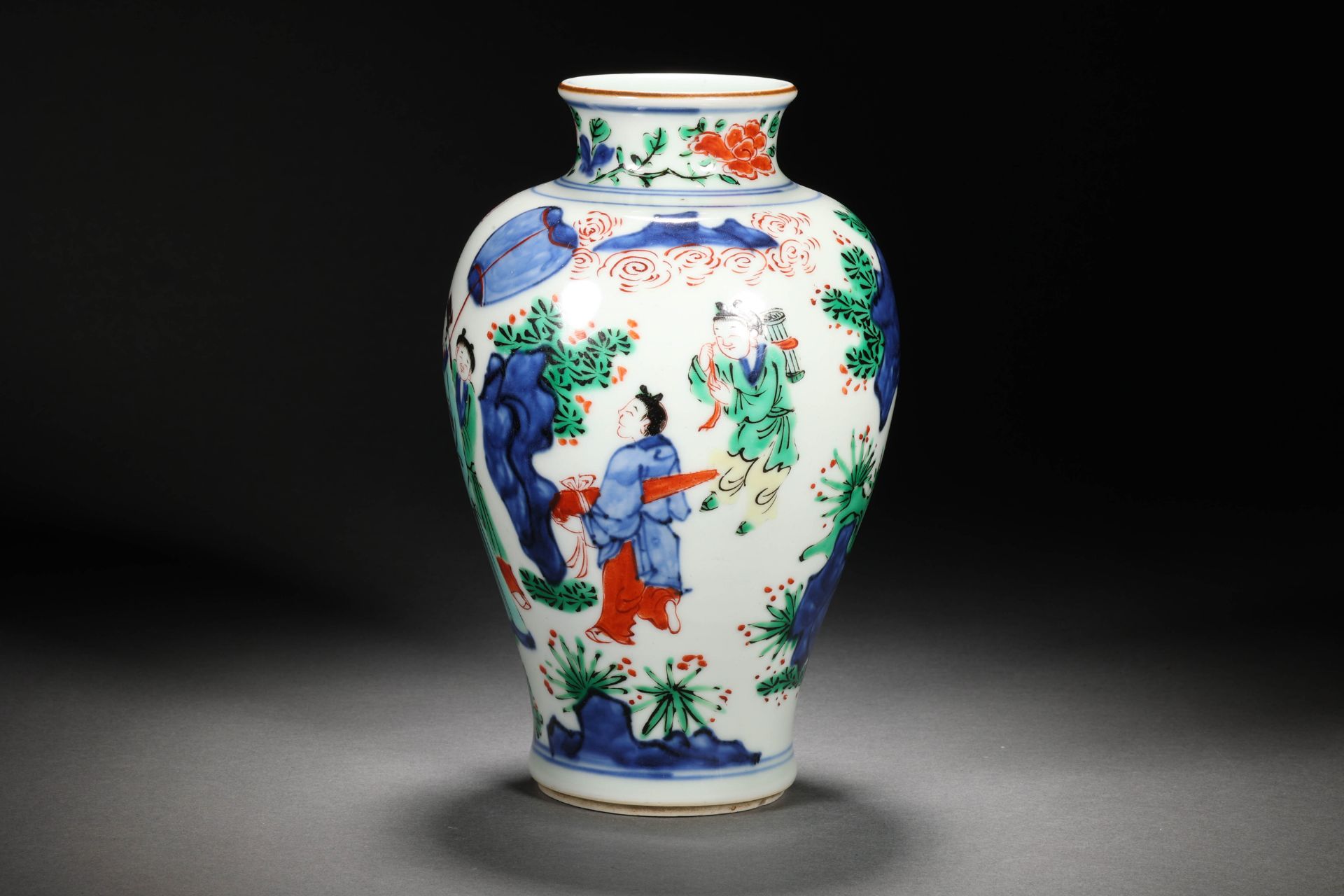 Qing dynasty multicolored carved figure bottle - Image 4 of 10