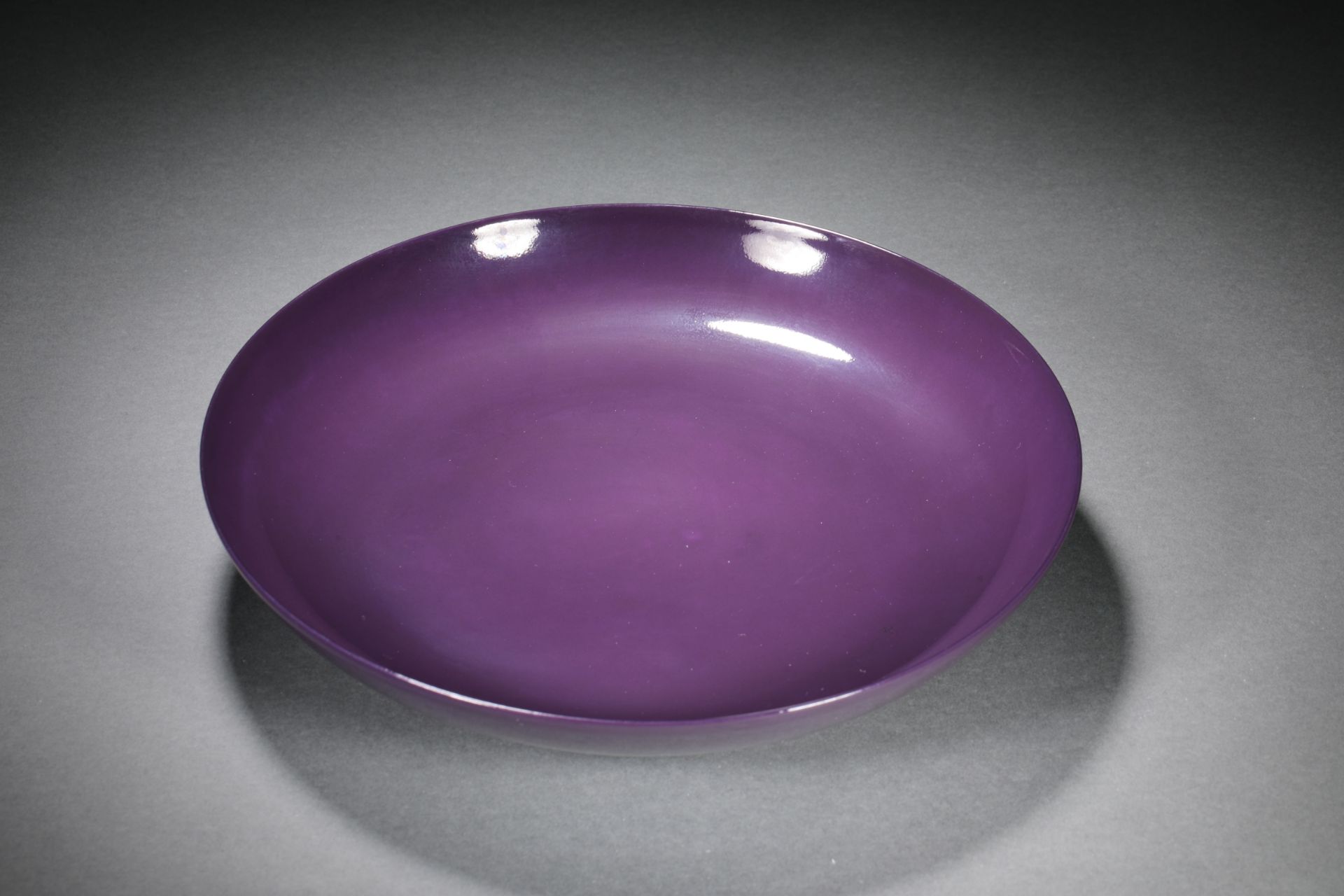 Qing dynasty monochrome glazed eggplant skin purple ornamental plate - Bild 3 aus 7