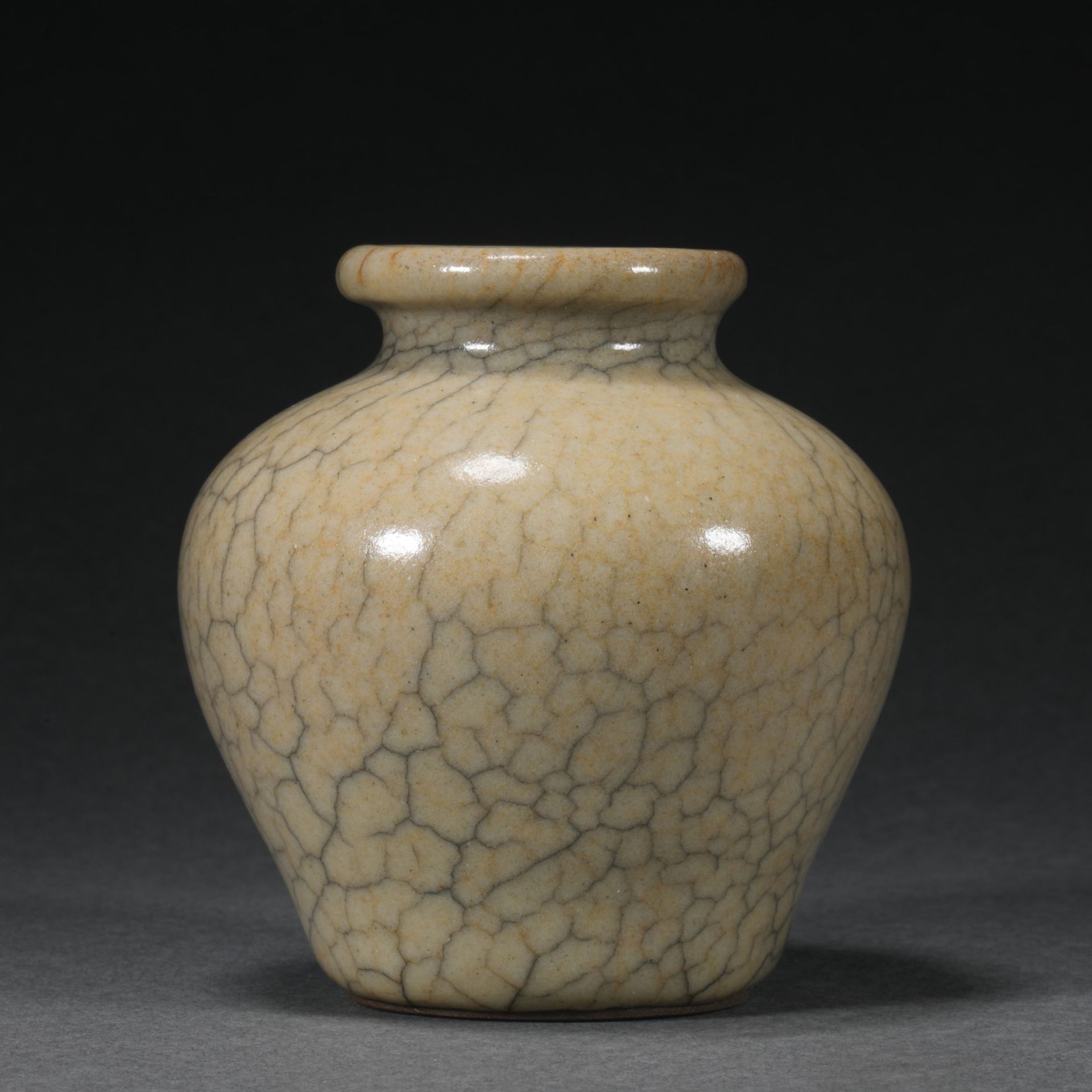 Qing dynasty Ge glaze small jar