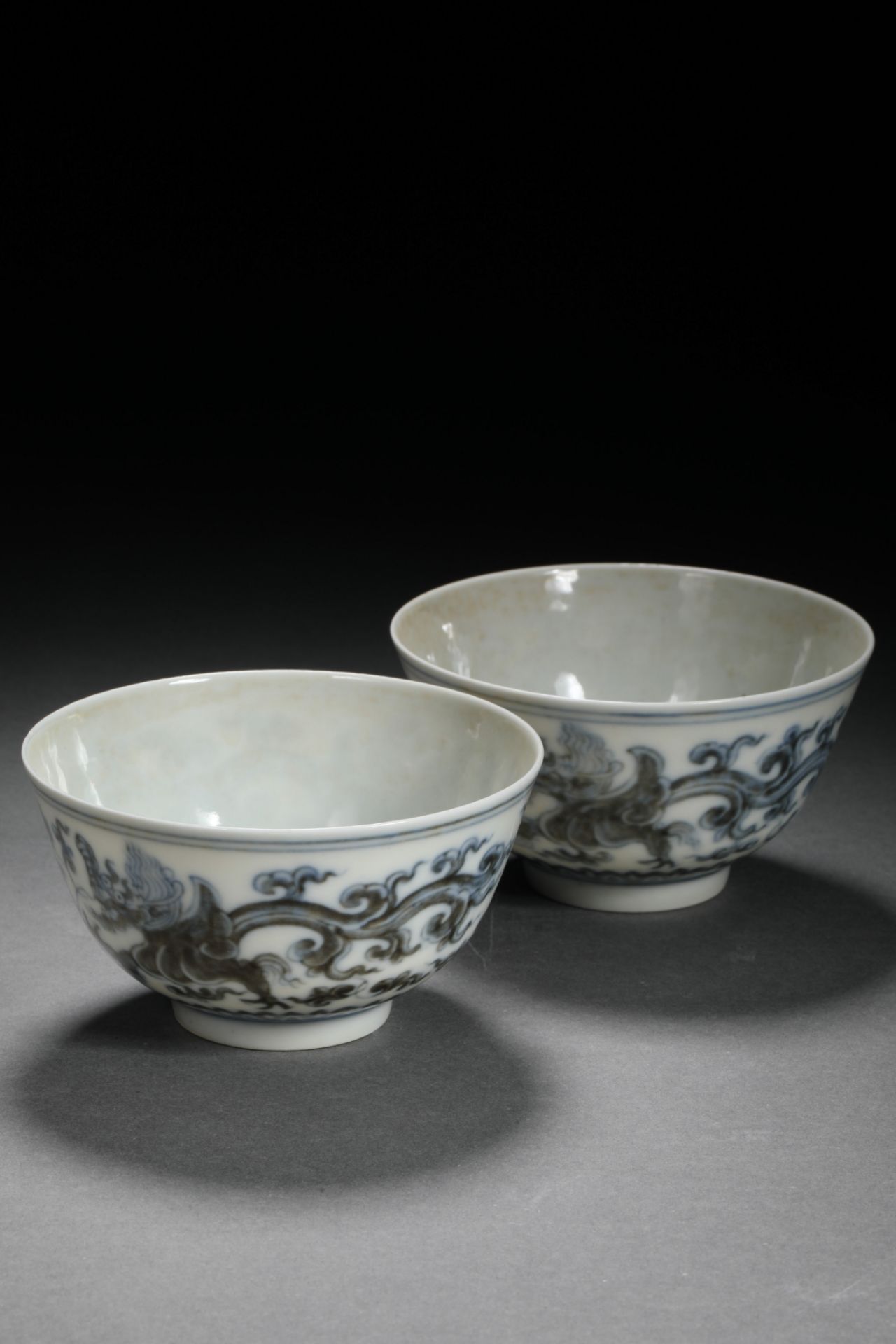 A pair of Ming dynasty blue and white porcelain carved dragon pattern bowls - Bild 2 aus 7