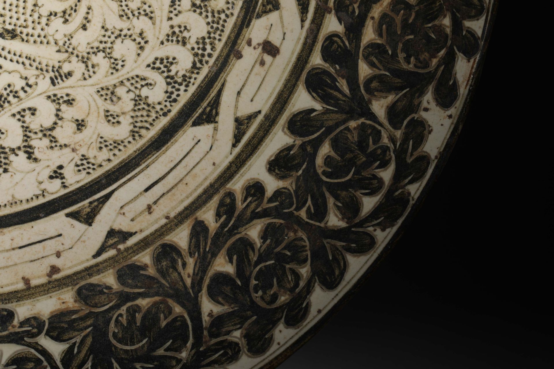 Song dynasty black glaze white black, darkly carved figure viewing plate - Bild 6 aus 9