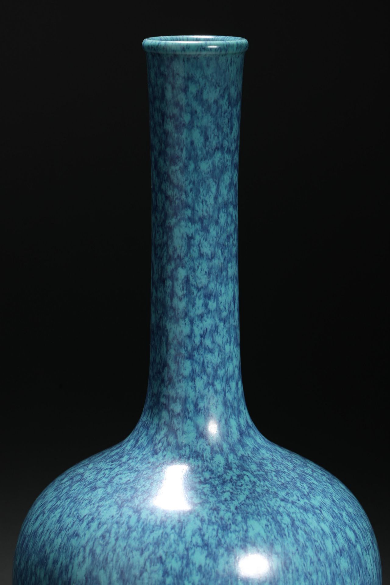 Qing dynasty peacock blue glazed long-necked bottle - Bild 3 aus 8