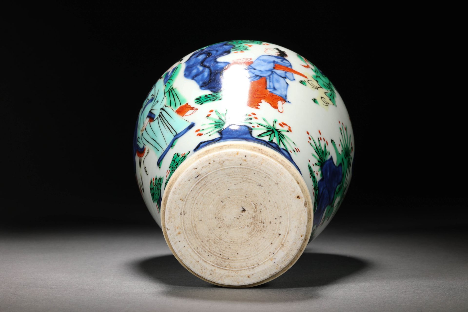 Qing dynasty multicolored carved figure bottle - Image 9 of 10