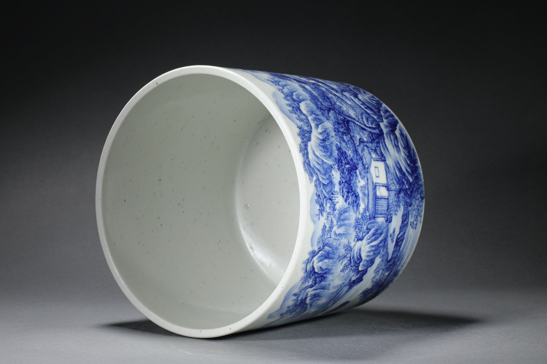 Qing dynasty blue and white landscape pattern pen holder - Image 7 of 8