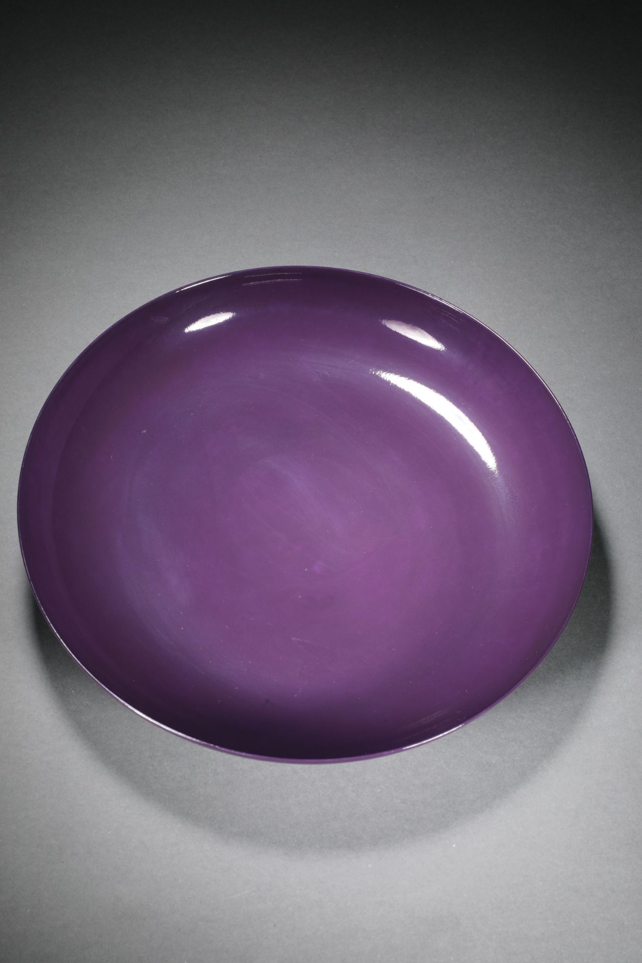 Qing dynasty monochrome glazed eggplant skin purple ornamental plate - Bild 4 aus 7