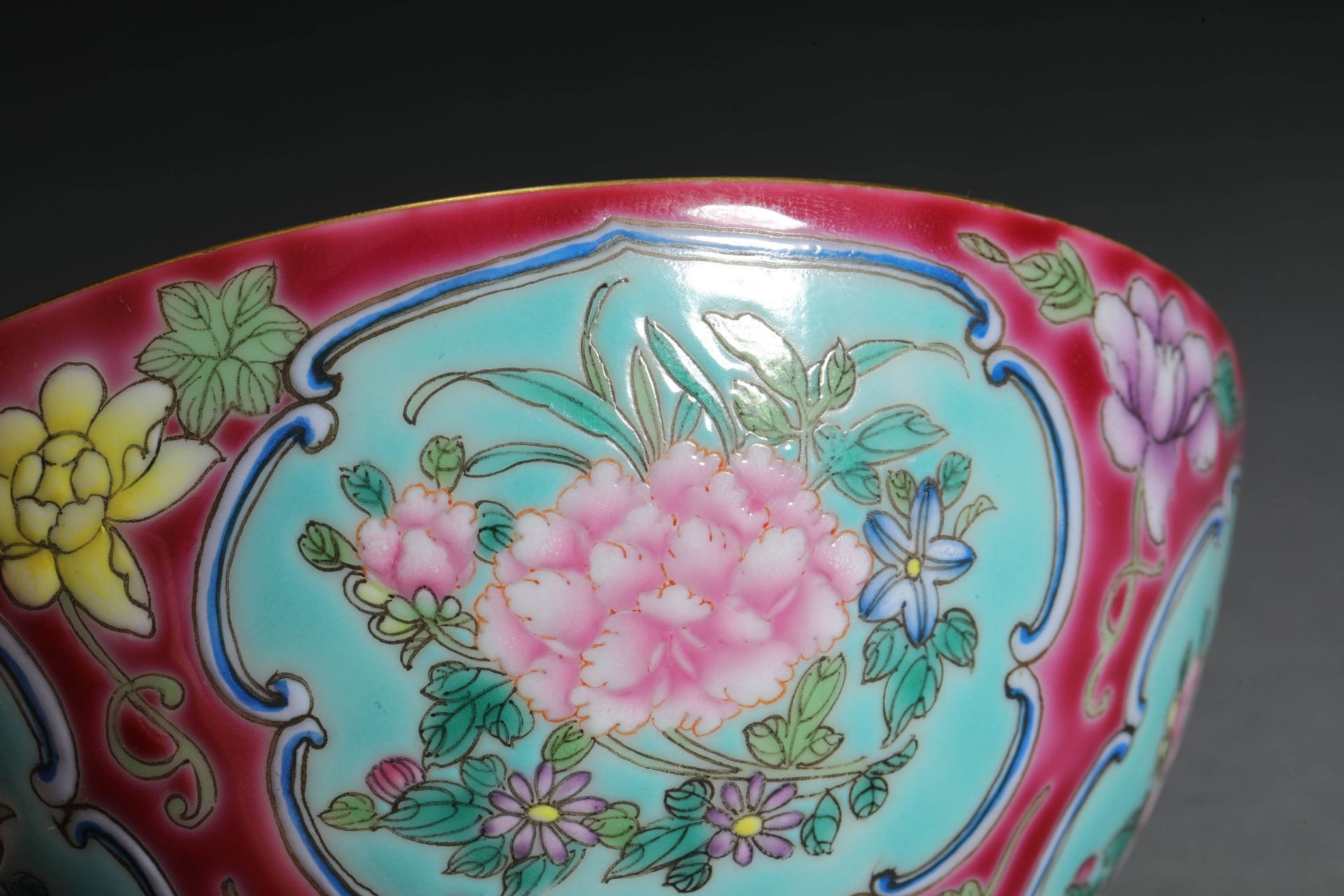 Qing dynasty coral red glaze window painting pastel bowl - Bild 3 aus 8