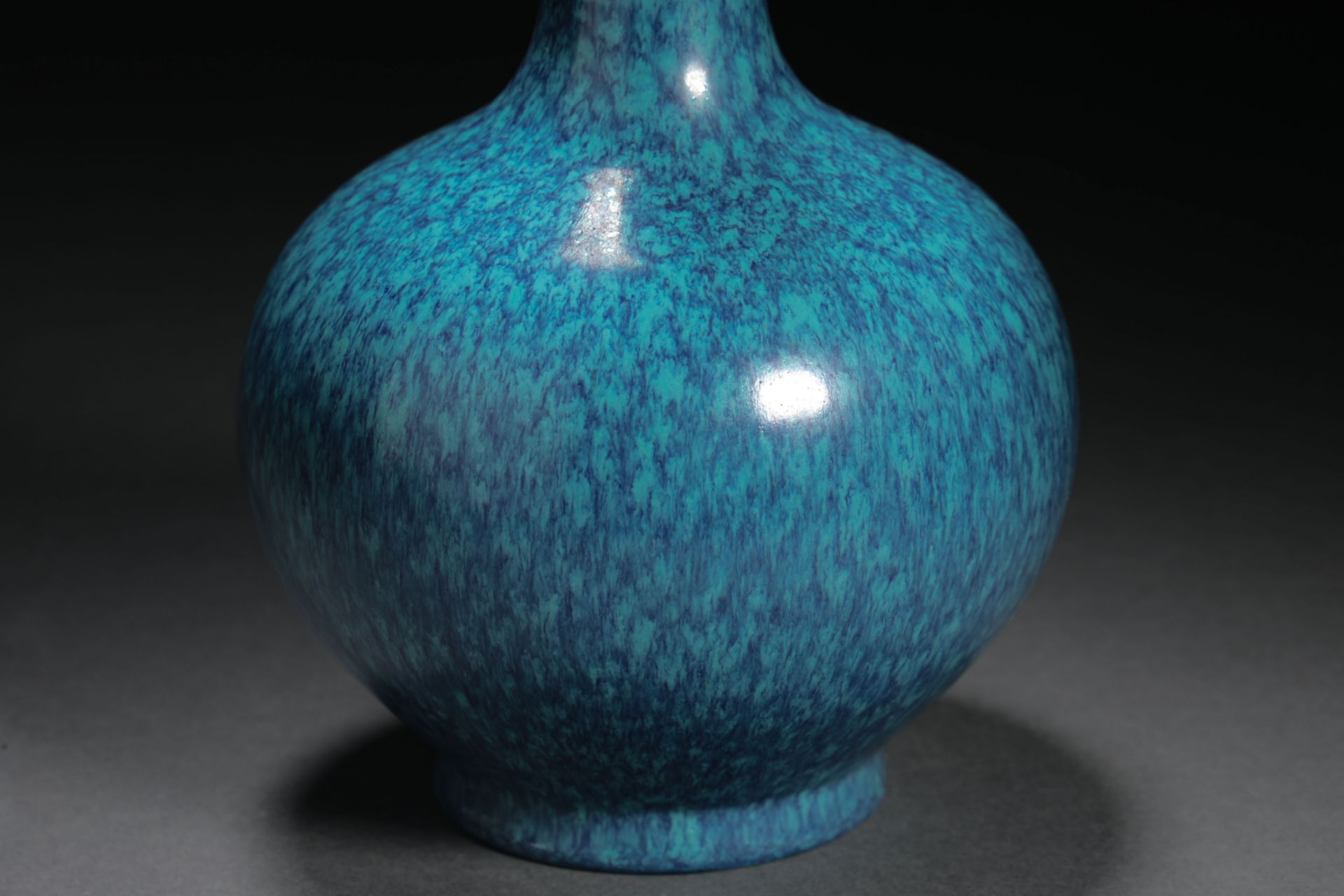 Qing dynasty peacock blue glazed long-necked bottle - Bild 4 aus 8