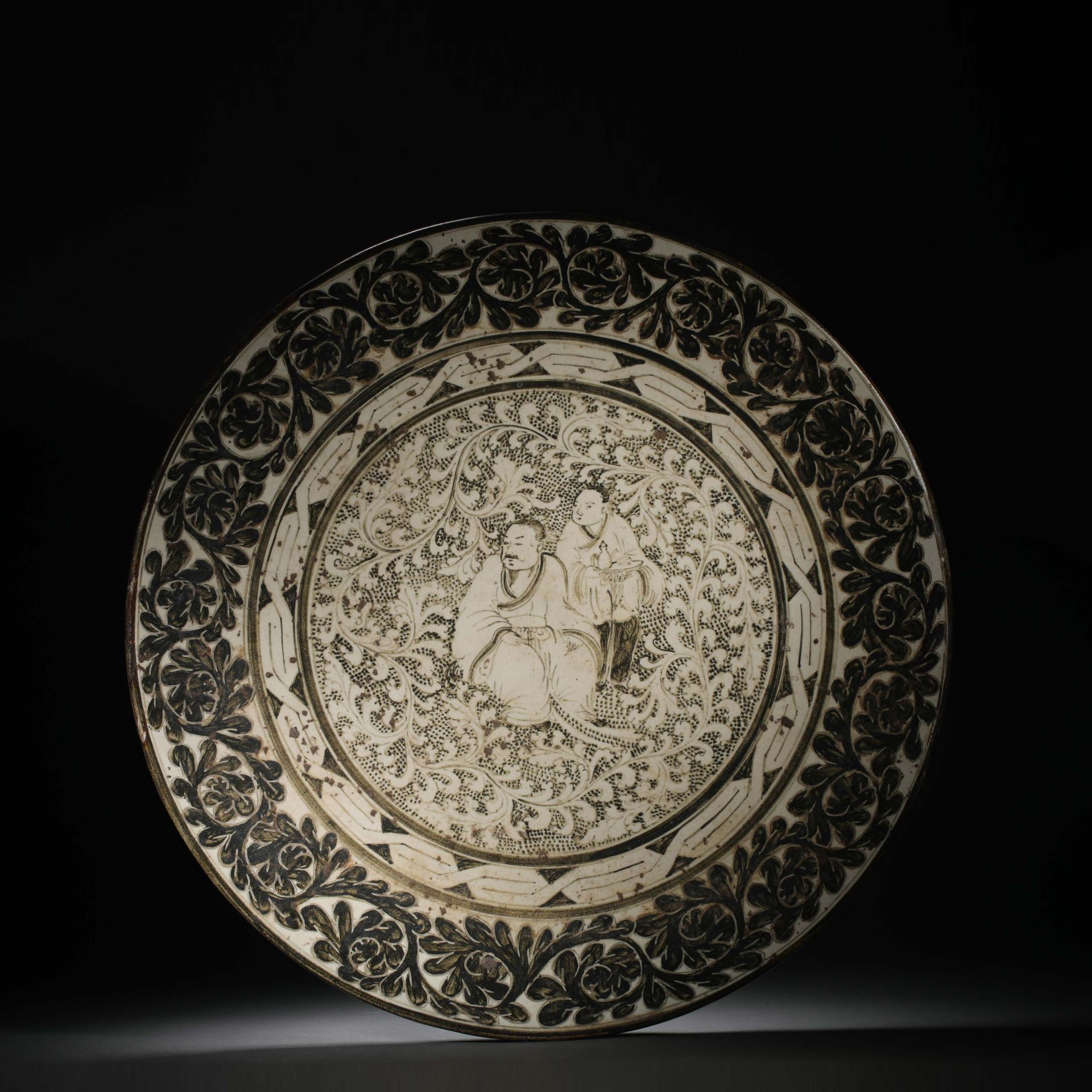 Song dynasty black glaze white black, darkly carved figure viewing plate