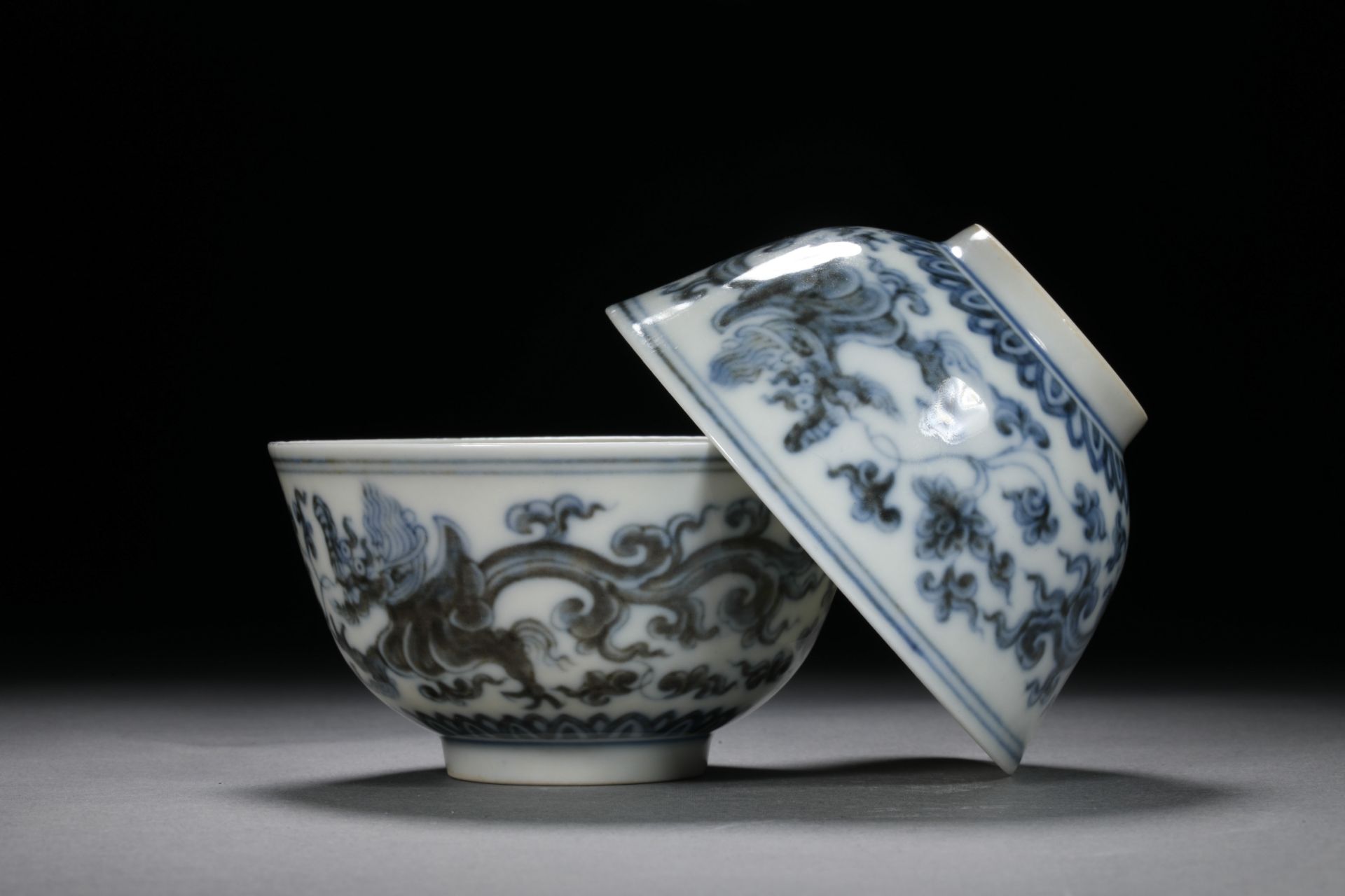 A pair of Ming dynasty blue and white porcelain carved dragon pattern bowls - Bild 3 aus 7