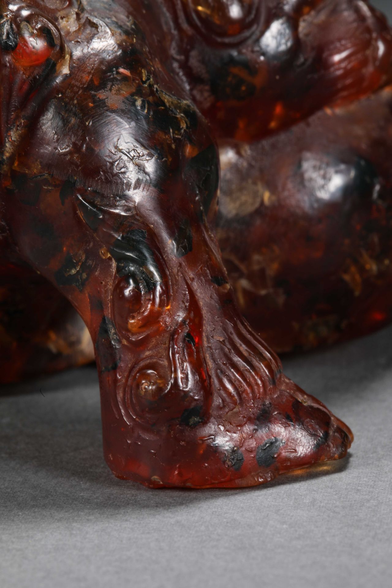 A pair of natural amber lions from the 19th century - Image 9 of 17