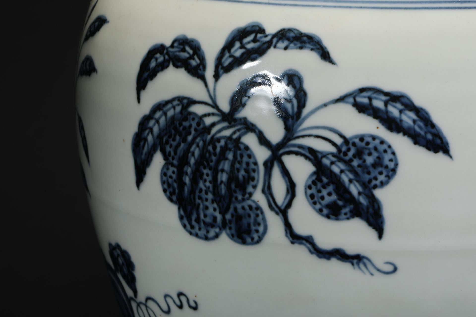 Carved pomegranate flower blue and white porcelain plum vase - Bild 6 aus 9