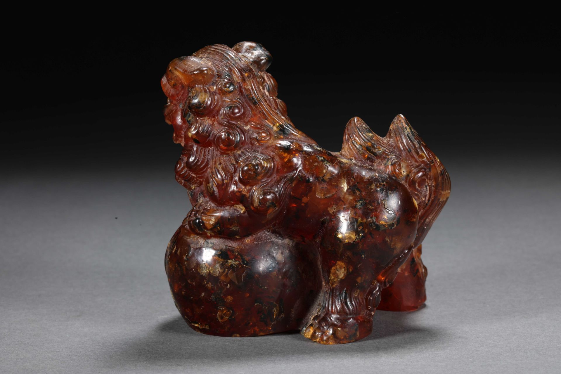 A pair of natural amber lions from the 19th century - Image 6 of 17