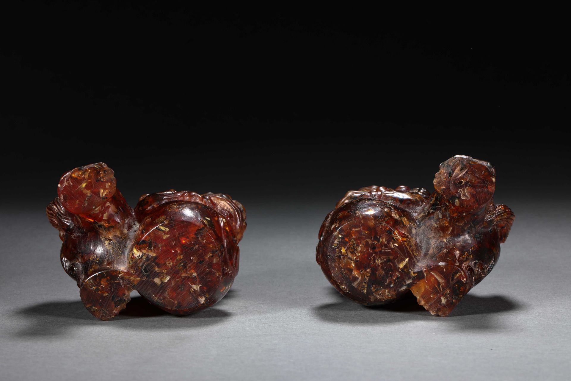 A pair of natural amber lions from the 19th century - Image 16 of 17