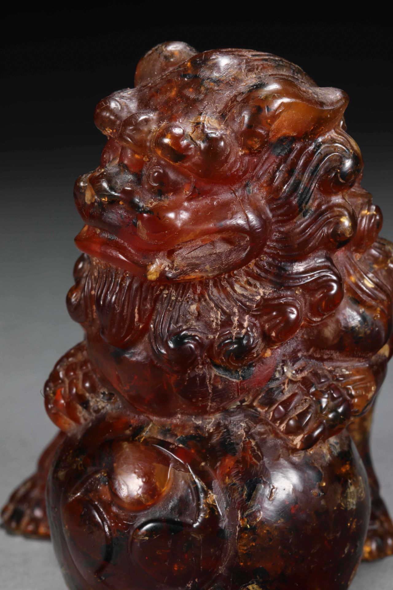 A pair of natural amber lions from the 19th century - Image 5 of 17