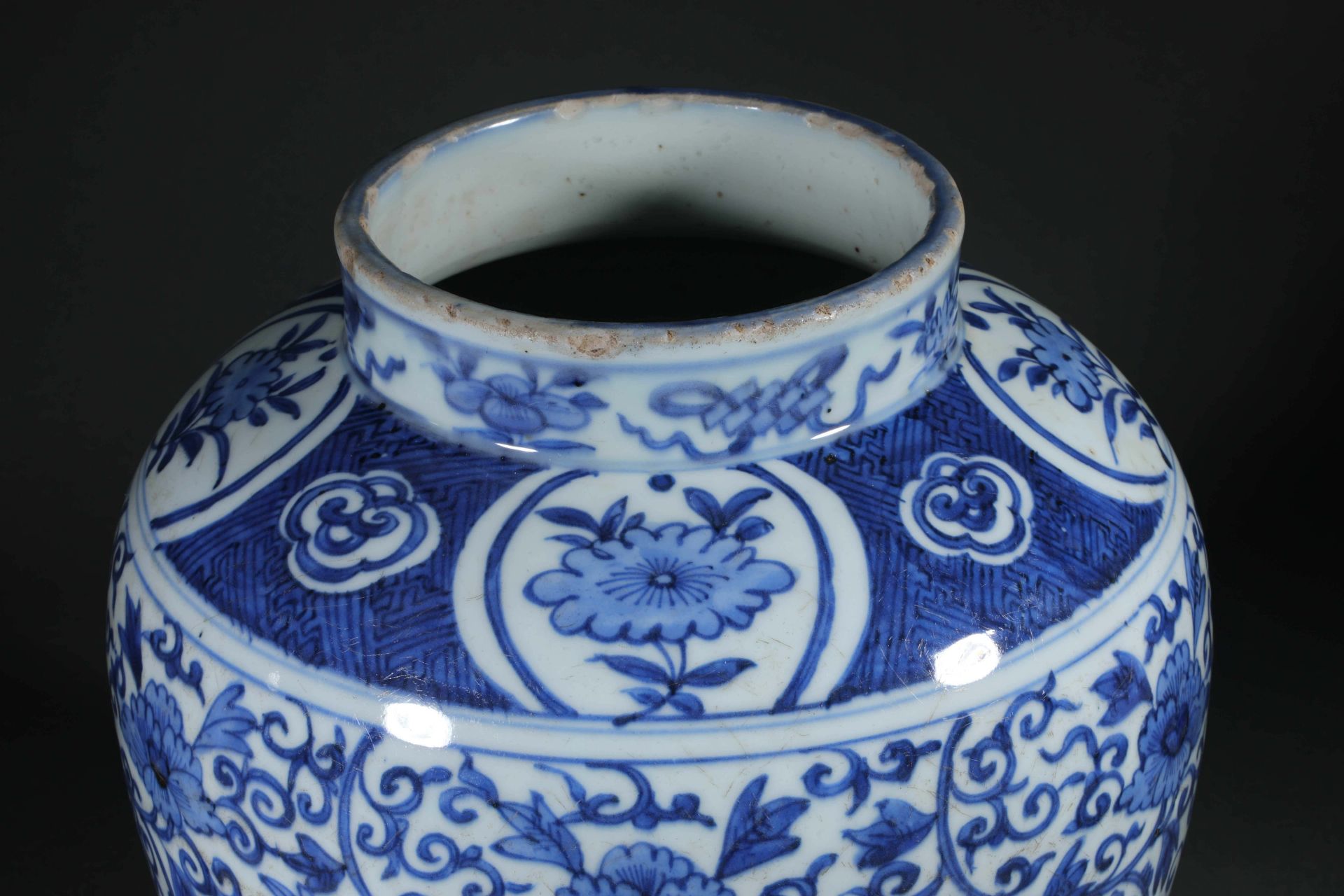 A blue-and-white porcelain painting pot - Image 6 of 8