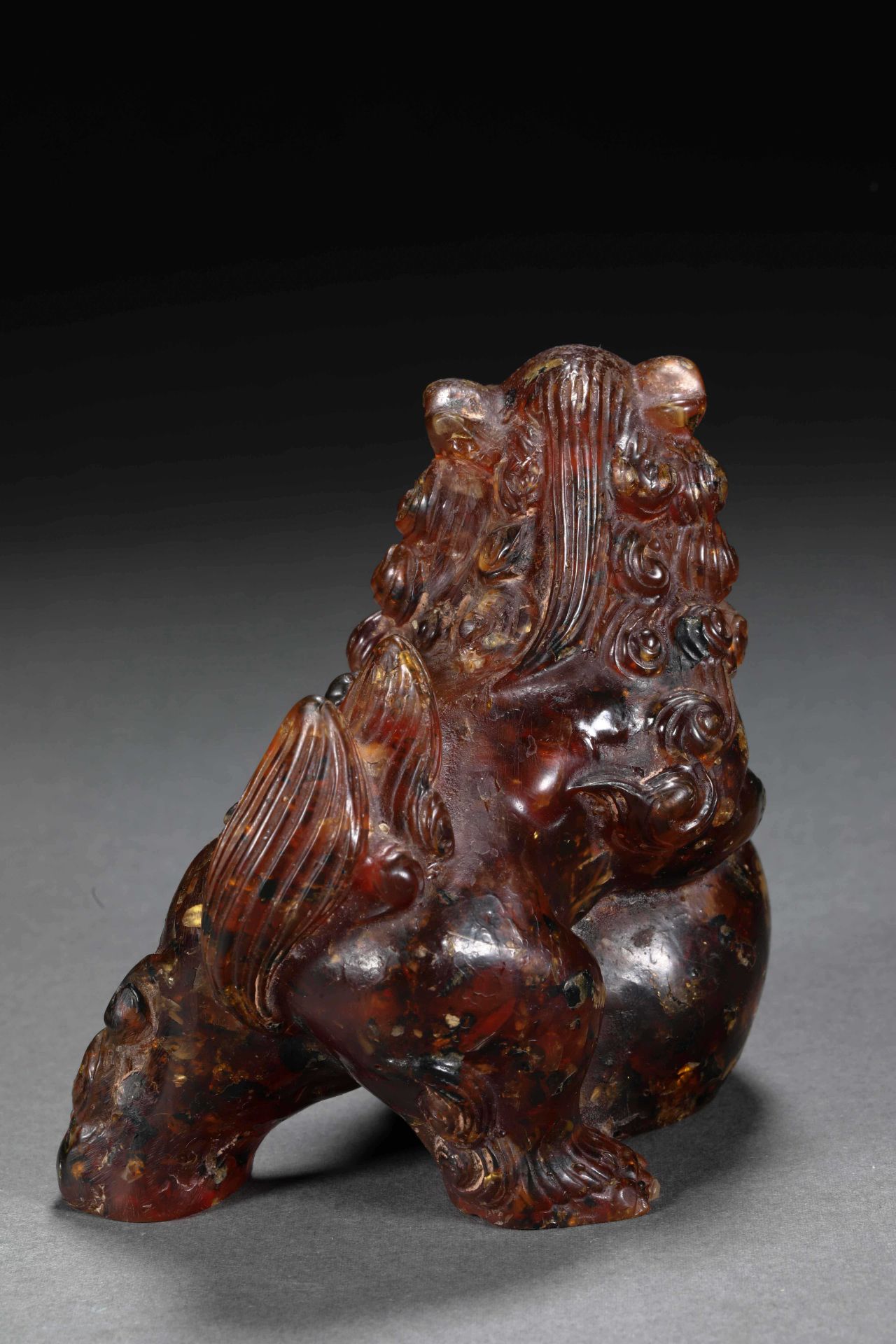 A pair of natural amber lions from the 19th century - Image 15 of 17