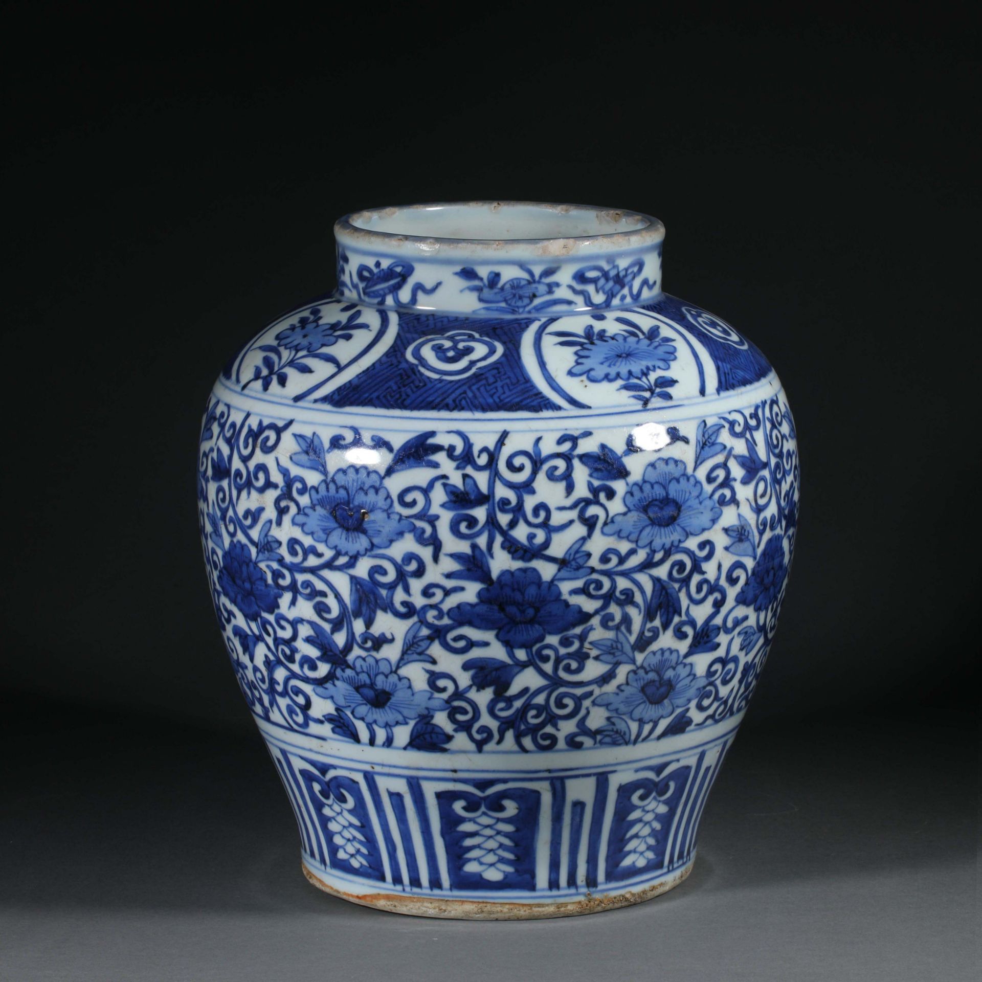 A blue-and-white porcelain painting pot
